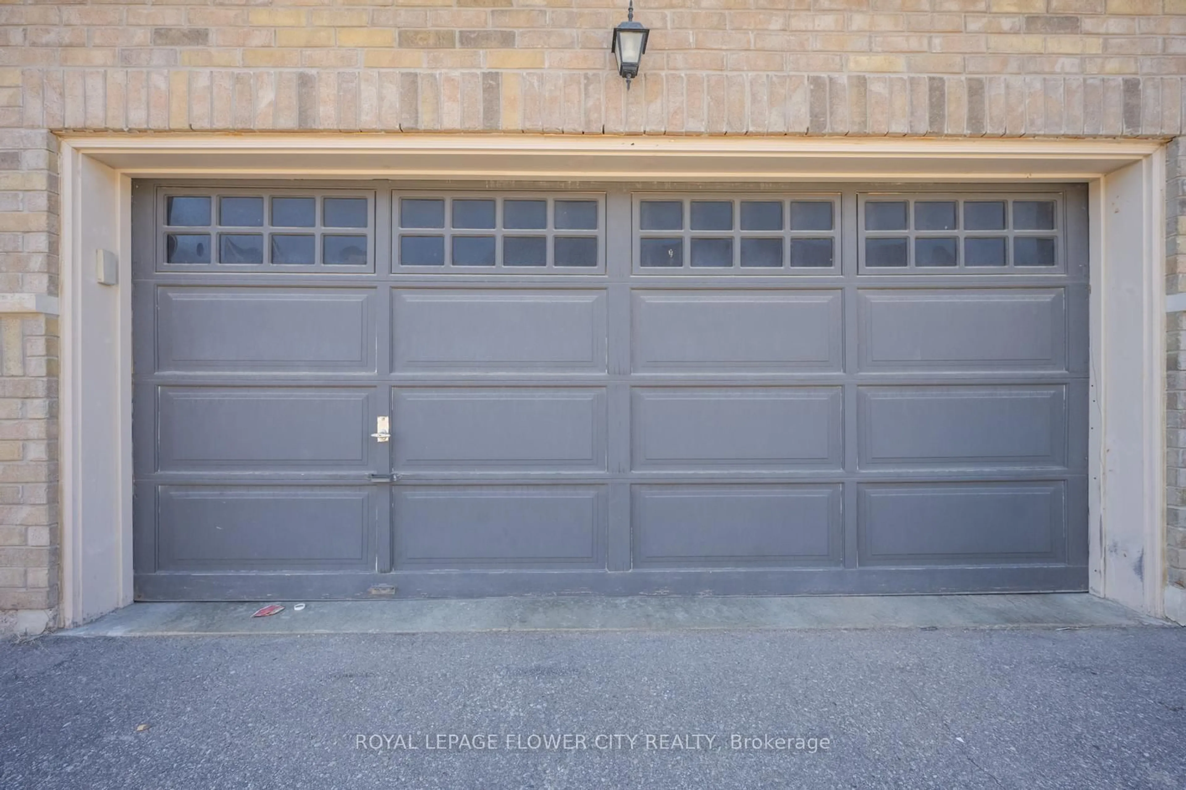 Indoor garage for 79 Yellowknife Rd, Brampton Ontario L6R 3Z3