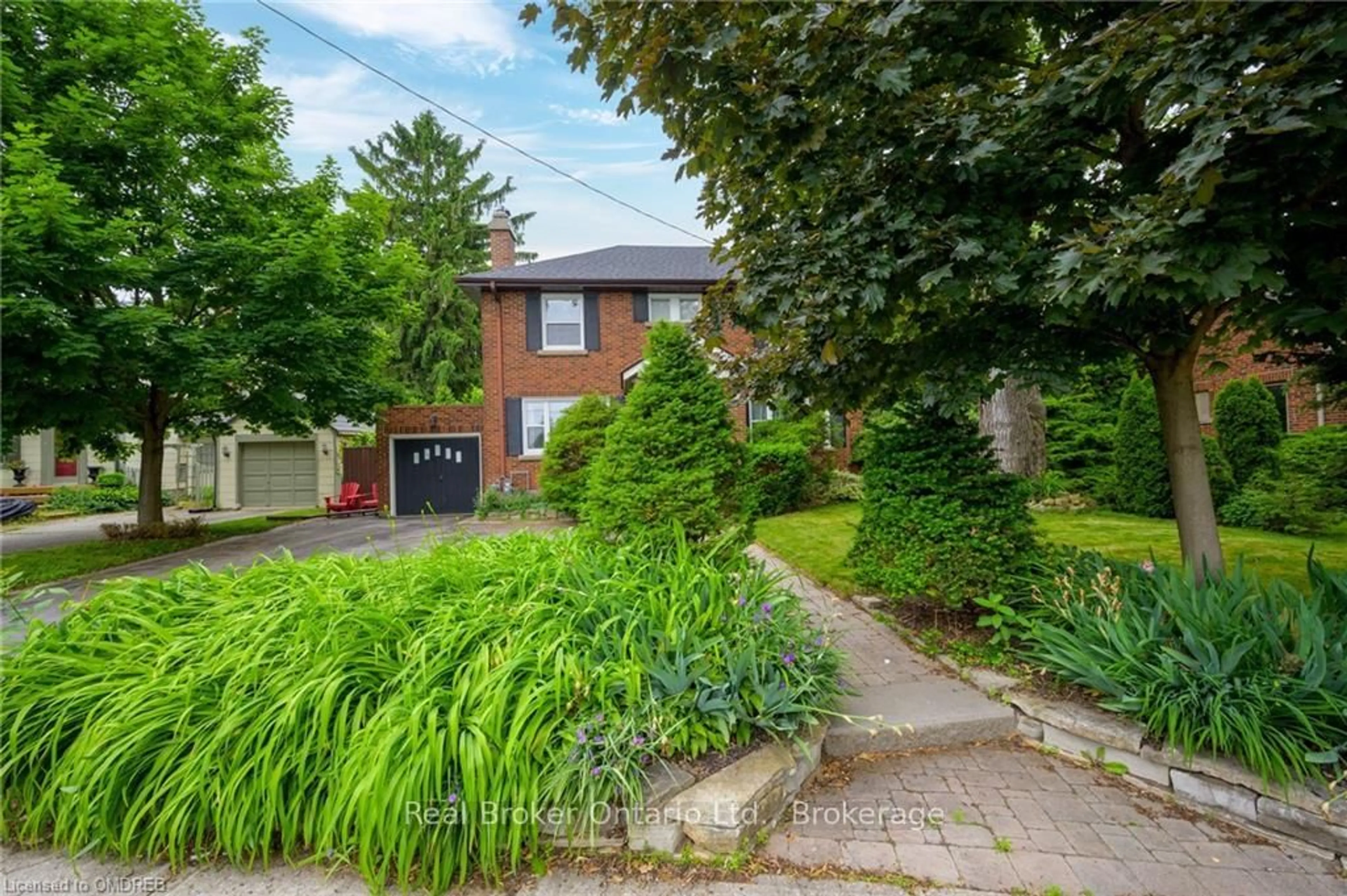 A pic from outside/outdoor area/front of a property/back of a property/a pic from drone, street for 2317 Lakeshore Rd, Burlington Ontario L7R 1B3
