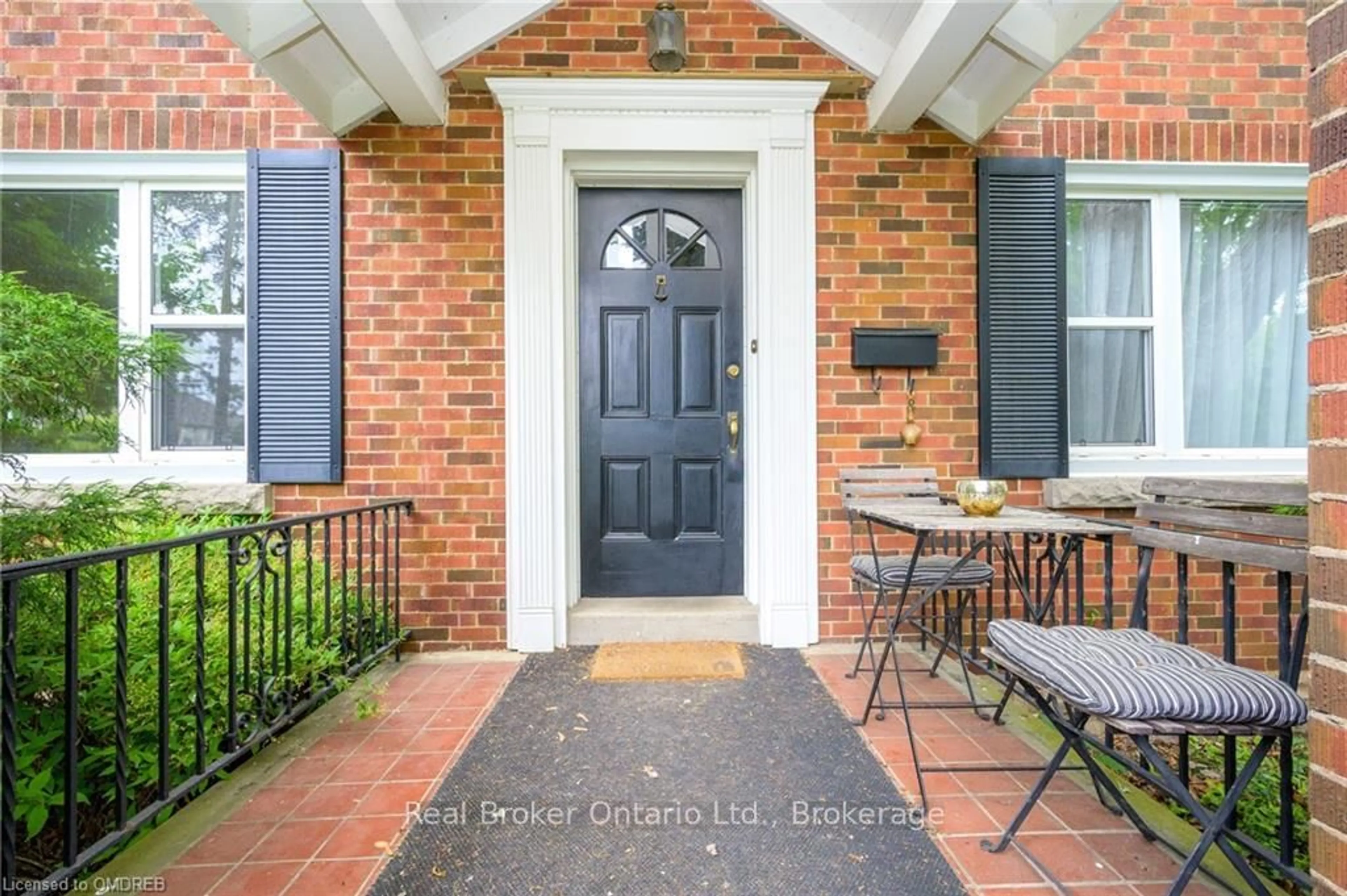 Indoor entryway for 2317 Lakeshore Rd, Burlington Ontario L7R 1B3