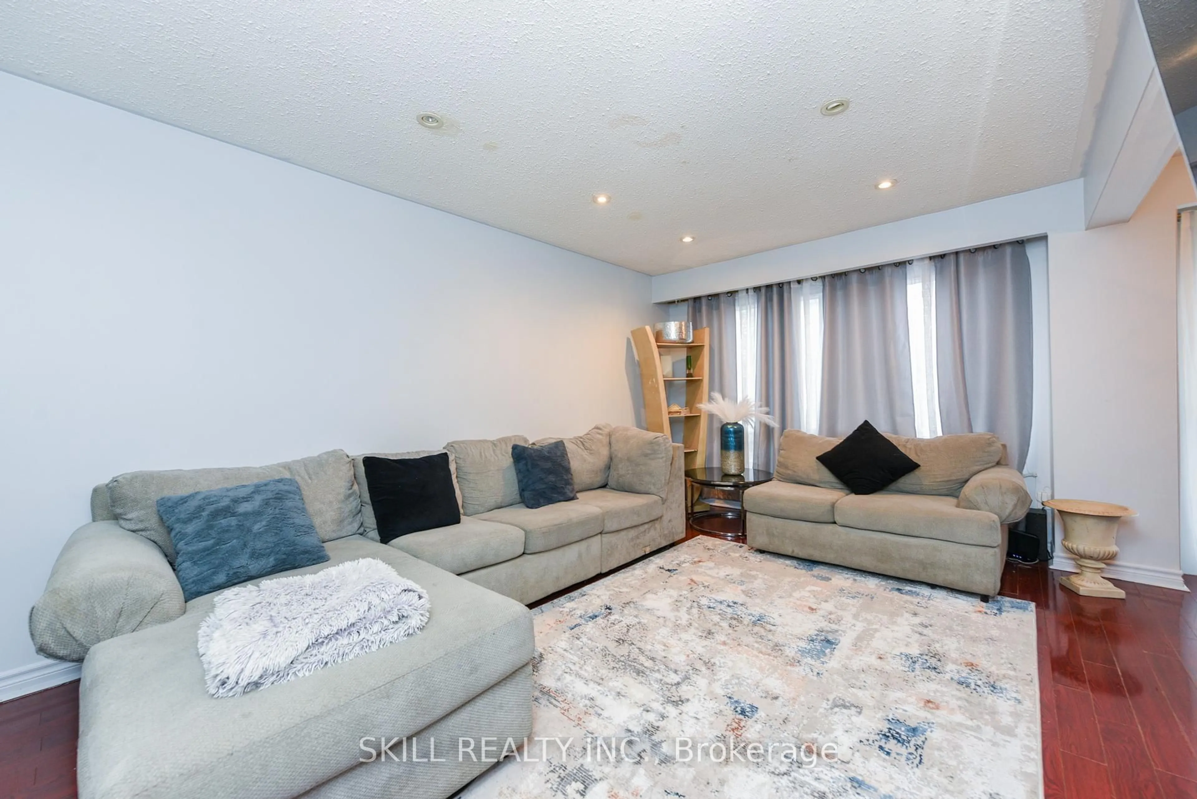 Living room with furniture, unknown for 7500 Goreway Dr #92, Mississauga Ontario L4T 3C7