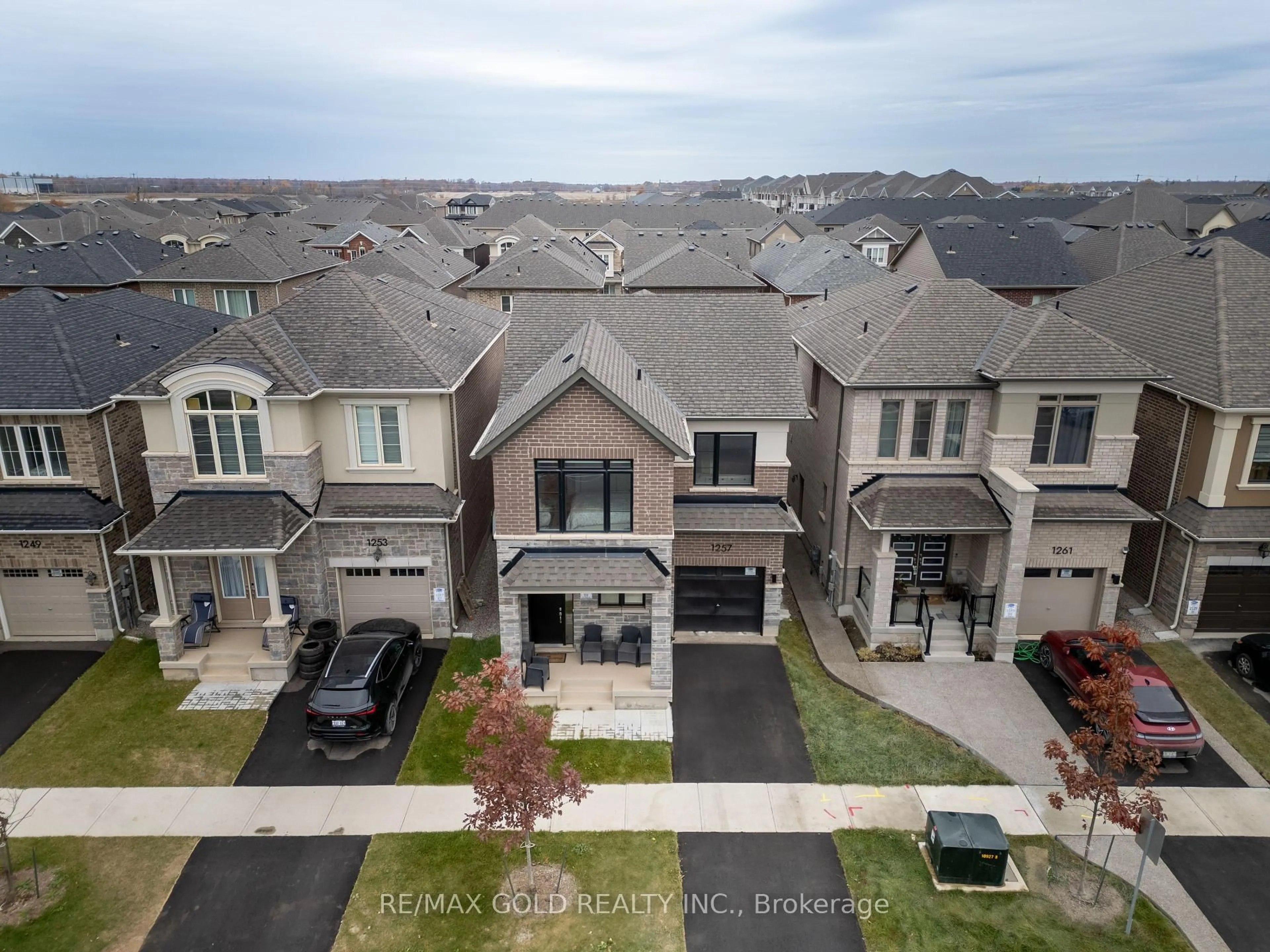 A pic from outside/outdoor area/front of a property/back of a property/a pic from drone, mountain view for 1257 Trudeau Dr, Milton Ontario L9T 6H8