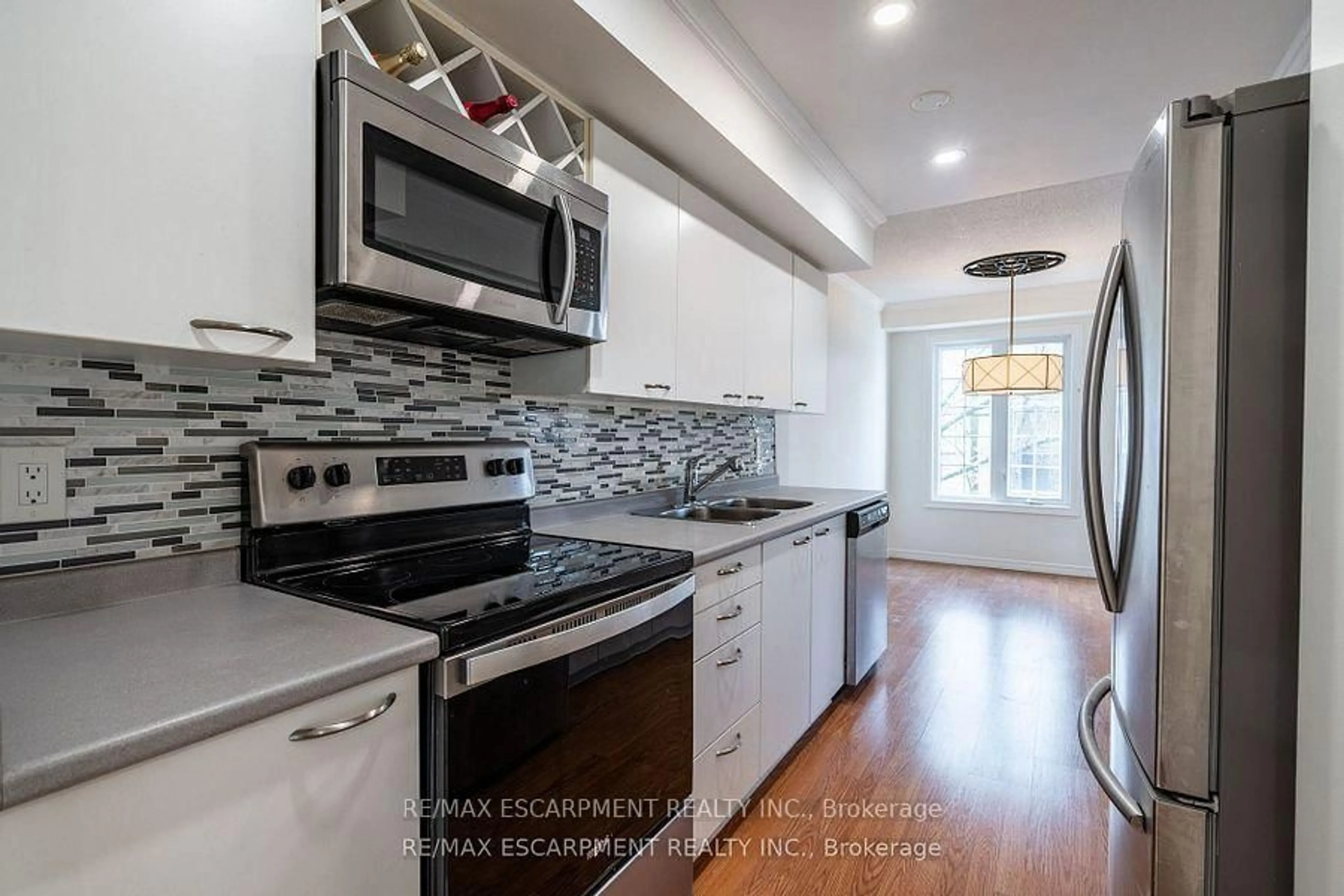 Open concept kitchen, ceramic/tile floor for 2075 WALKERS Line #246, Burlington Ontario L7M 4G7