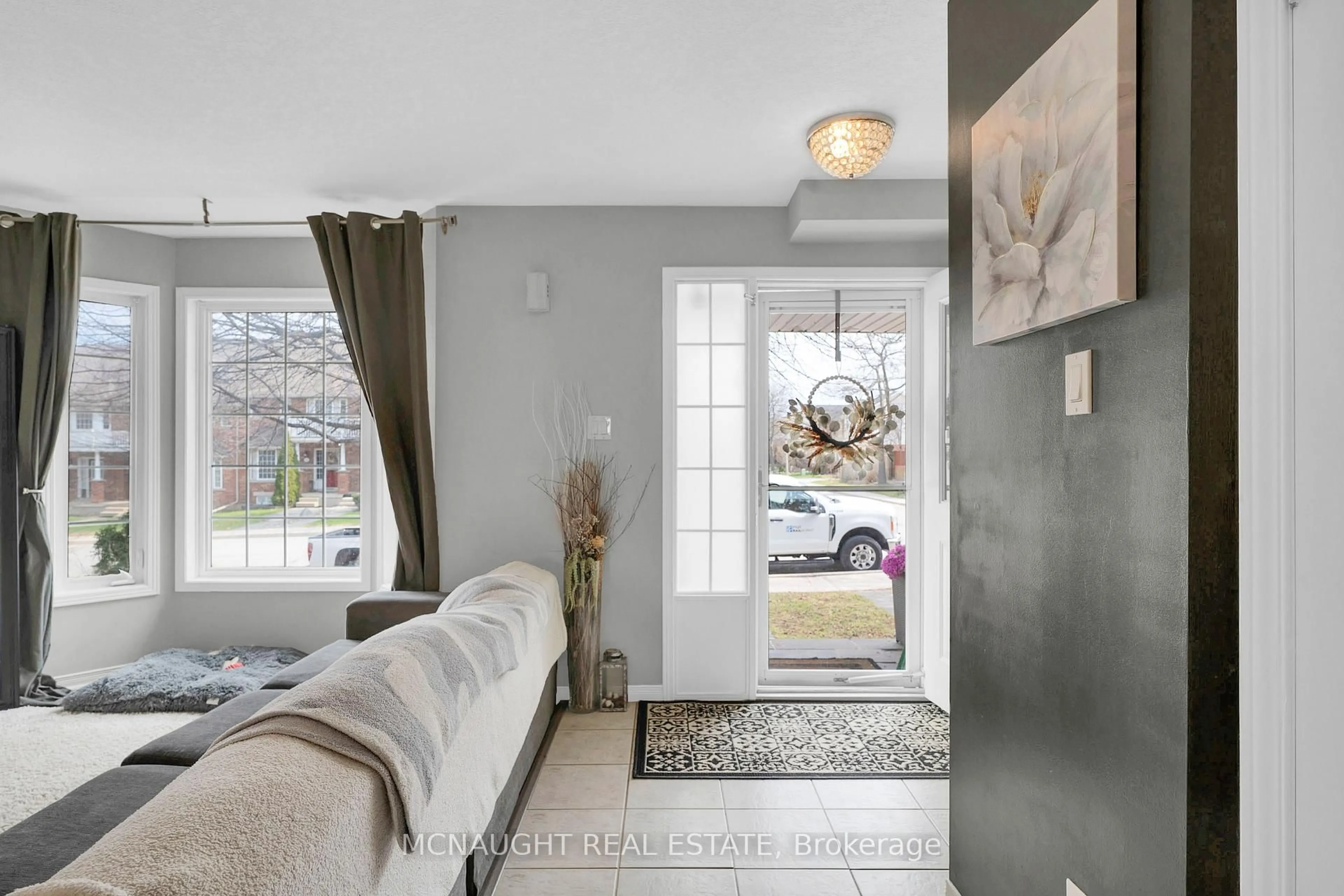 Indoor entryway for 156 Montgomery Blvd, Orangeville Ontario L9W 5B8