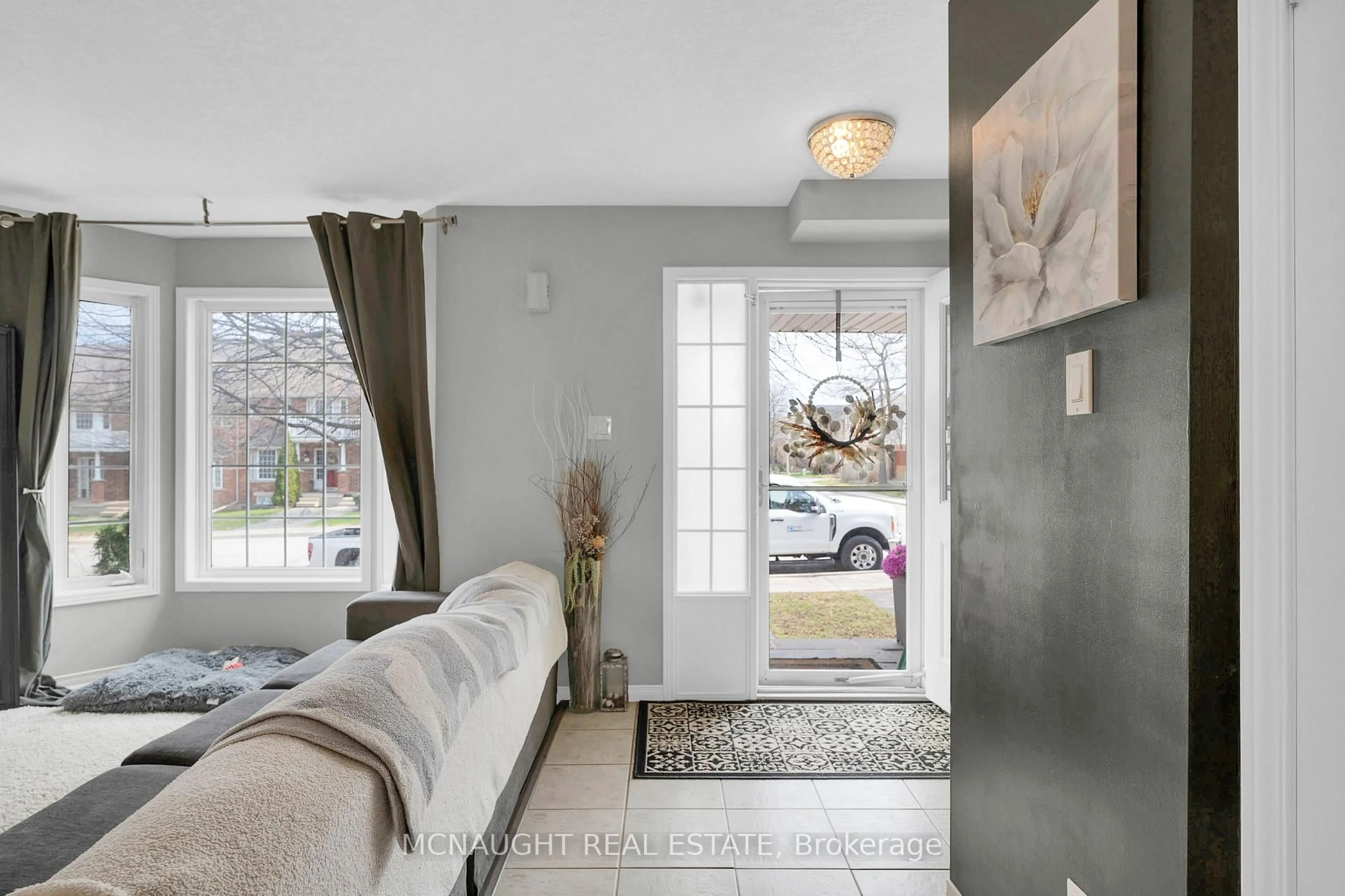 Indoor entryway for 156 Montgomery Blvd, Orangeville Ontario L9W 5B8