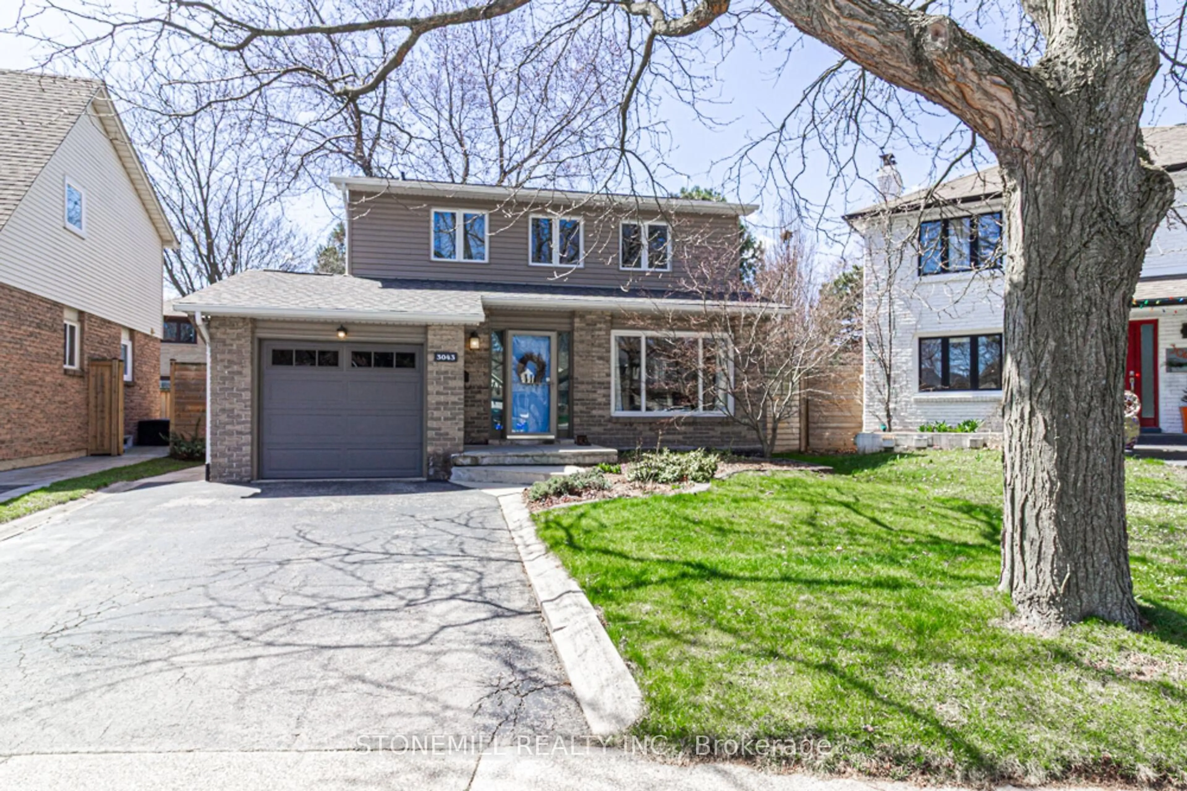 Home with brick exterior material, street for 3043 Silverthorn Dr, Oakville Ontario L6L 5N4