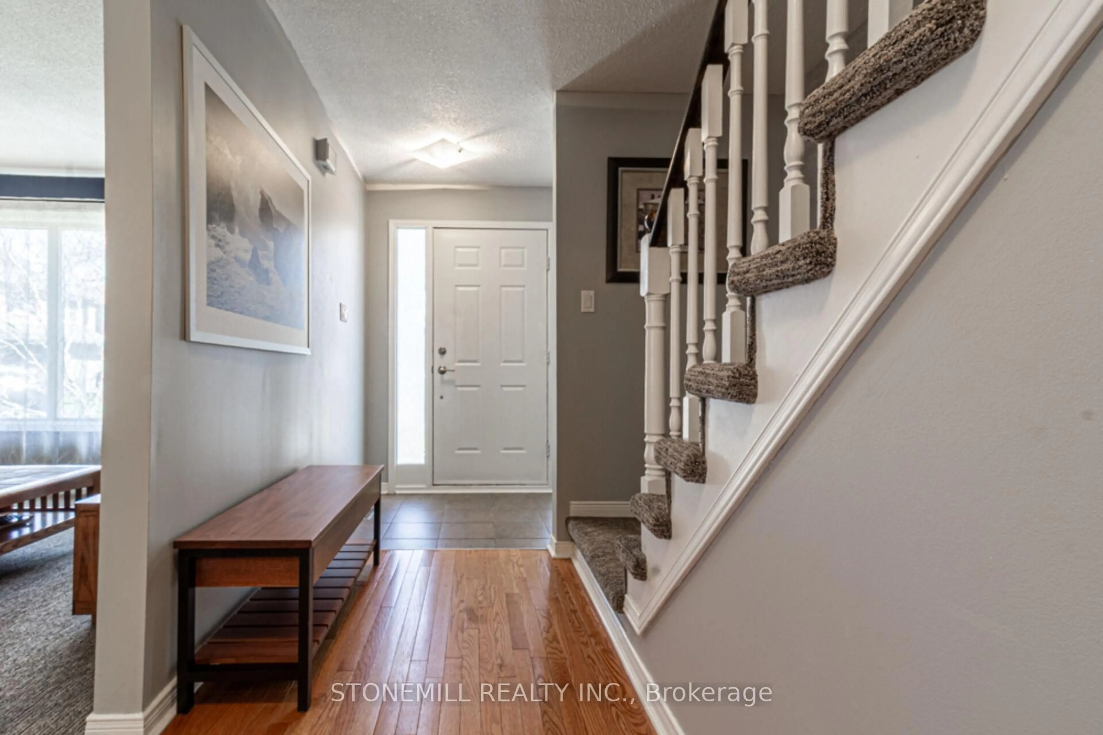 Indoor entryway for 3043 Silverthorn Dr, Oakville Ontario L6L 5N4