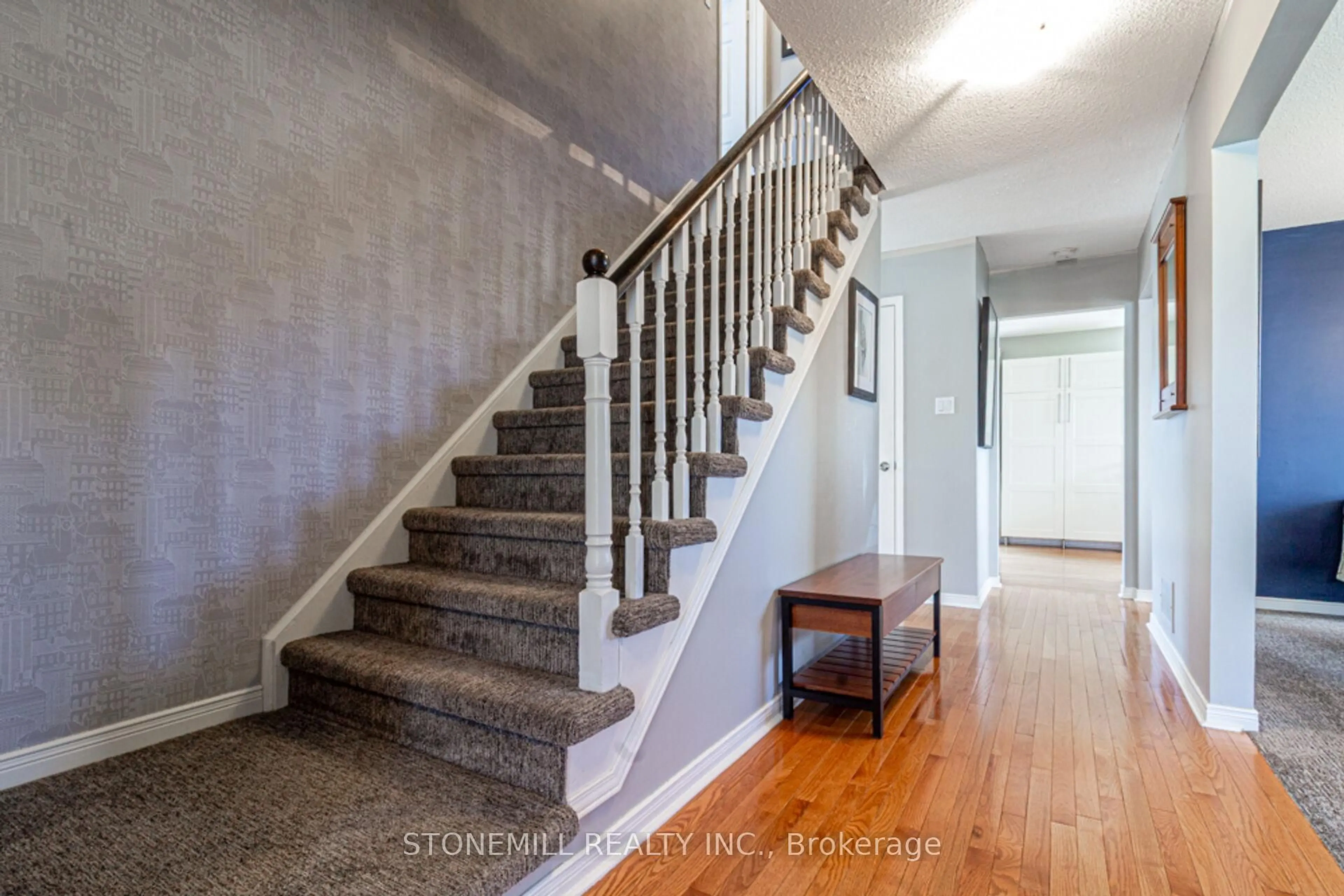 Stairs for 3043 Silverthorn Dr, Oakville Ontario L6L 5N4
