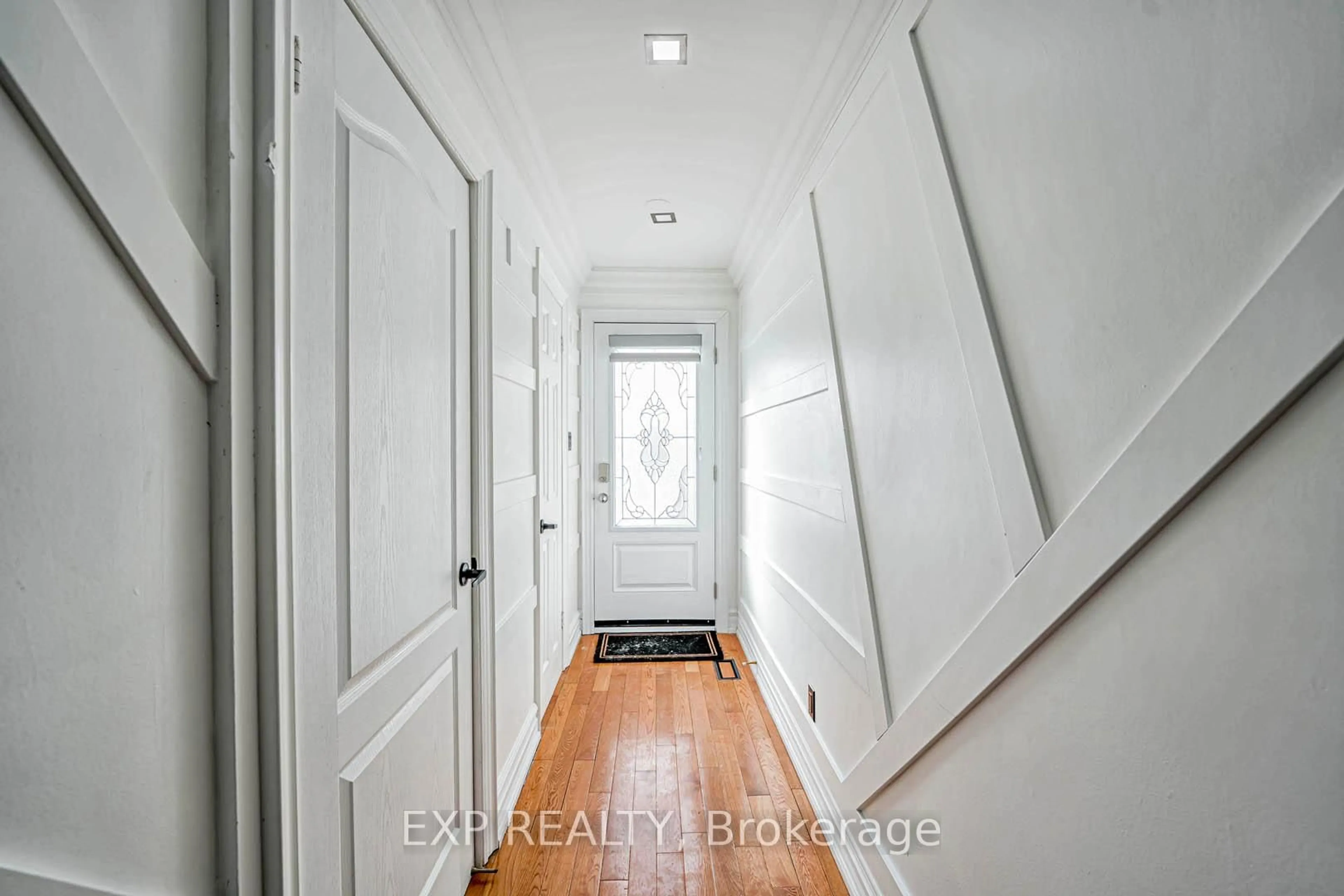 Indoor entryway for 112 Collins Cres, Brampton Ontario L6V 3N1
