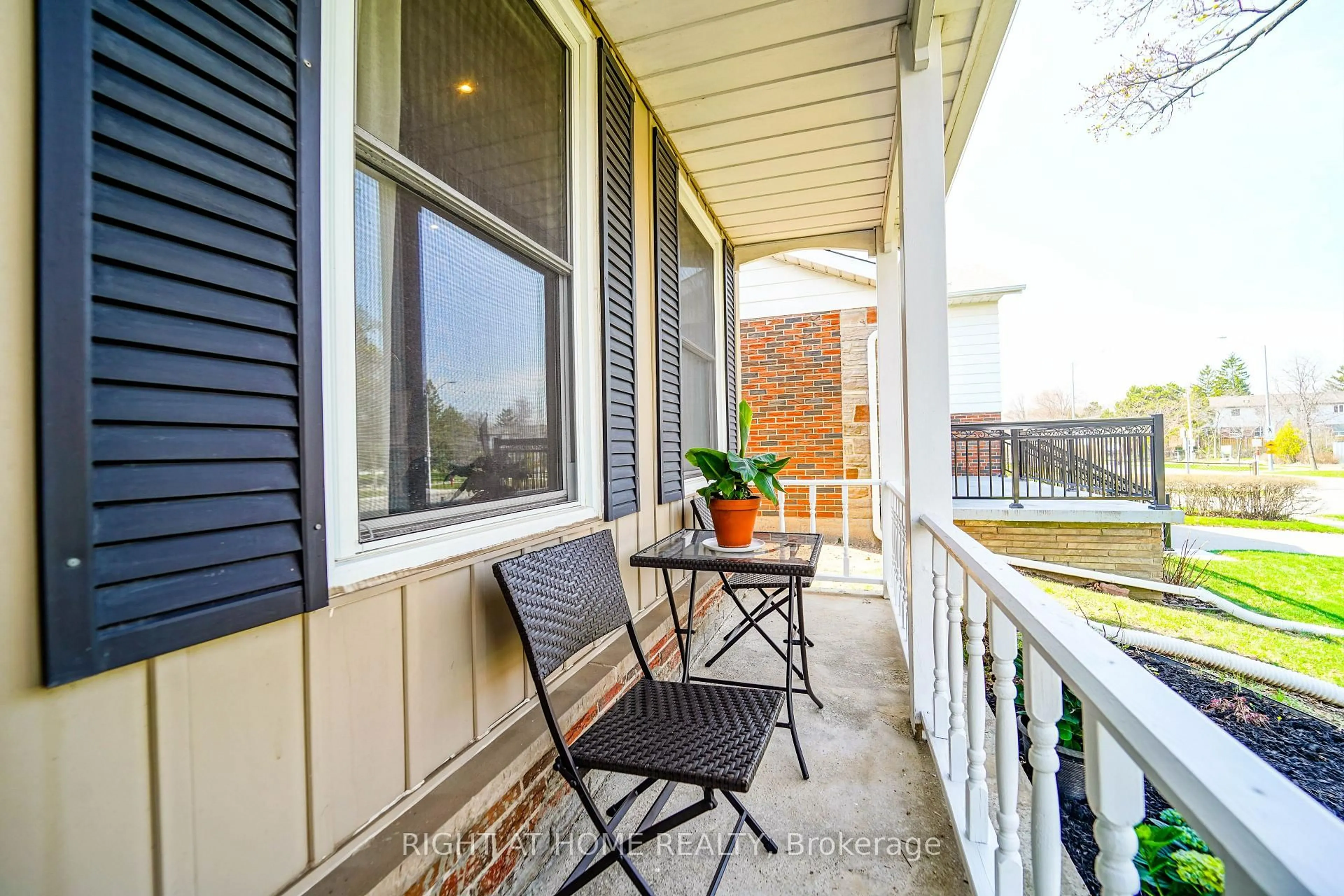 Patio, street for 2396 Homelands Dr, Mississauga Ontario L5K 1H2
