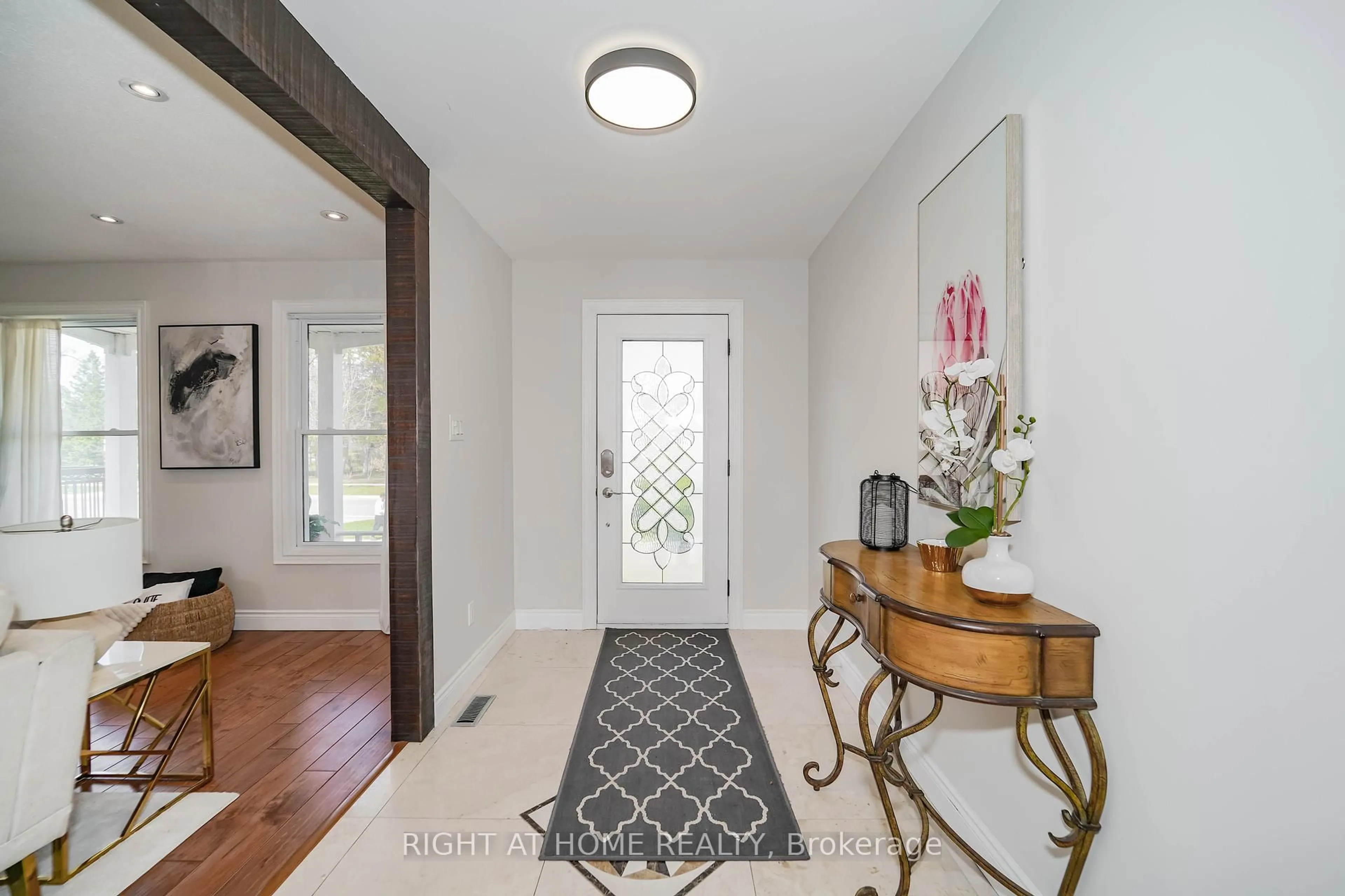 Indoor entryway for 2396 Homelands Dr, Mississauga Ontario L5K 1H2
