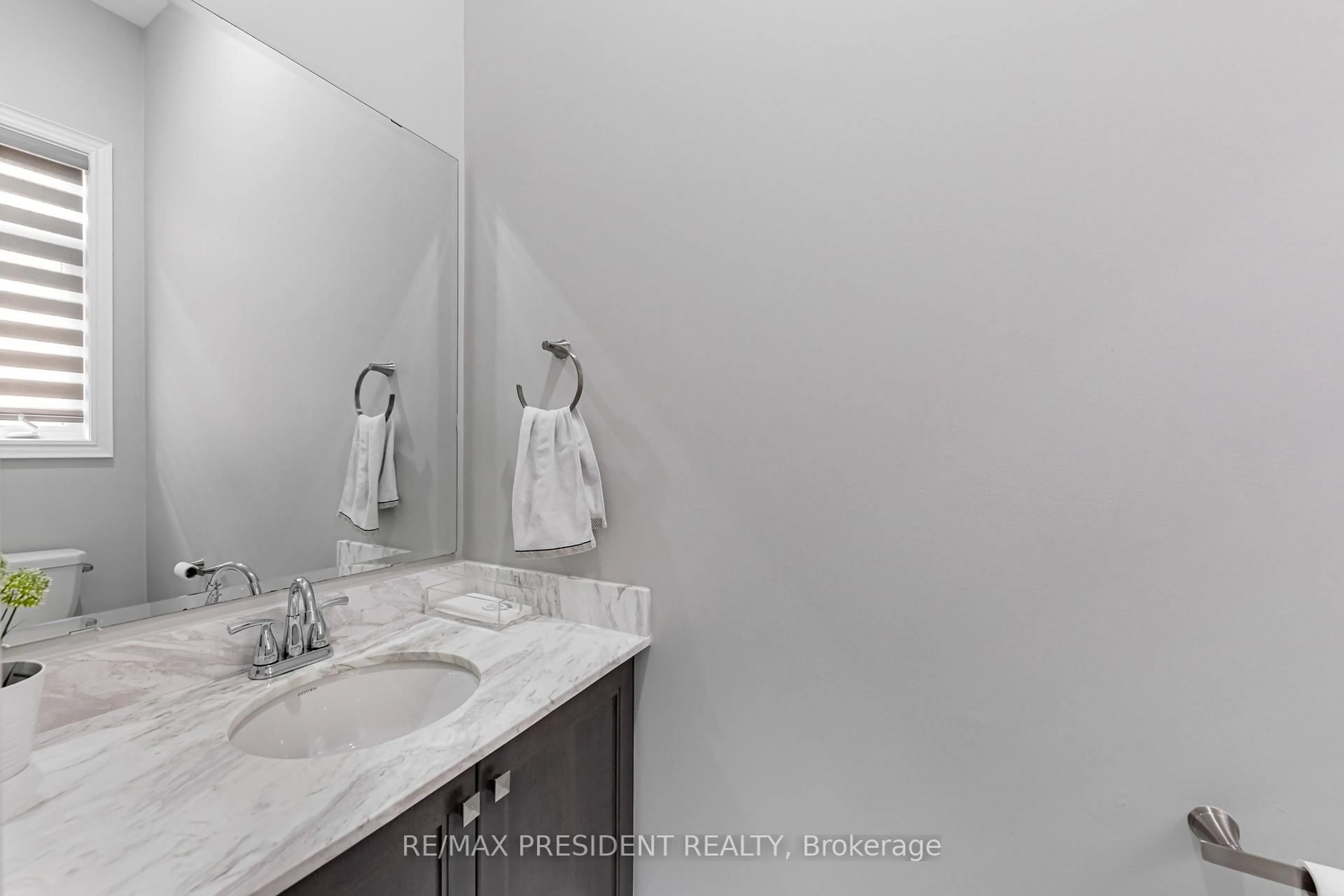 Standard bathroom, ceramic/tile floor for 32 Elderbridge Rd, Brampton Ontario L6P 4G5