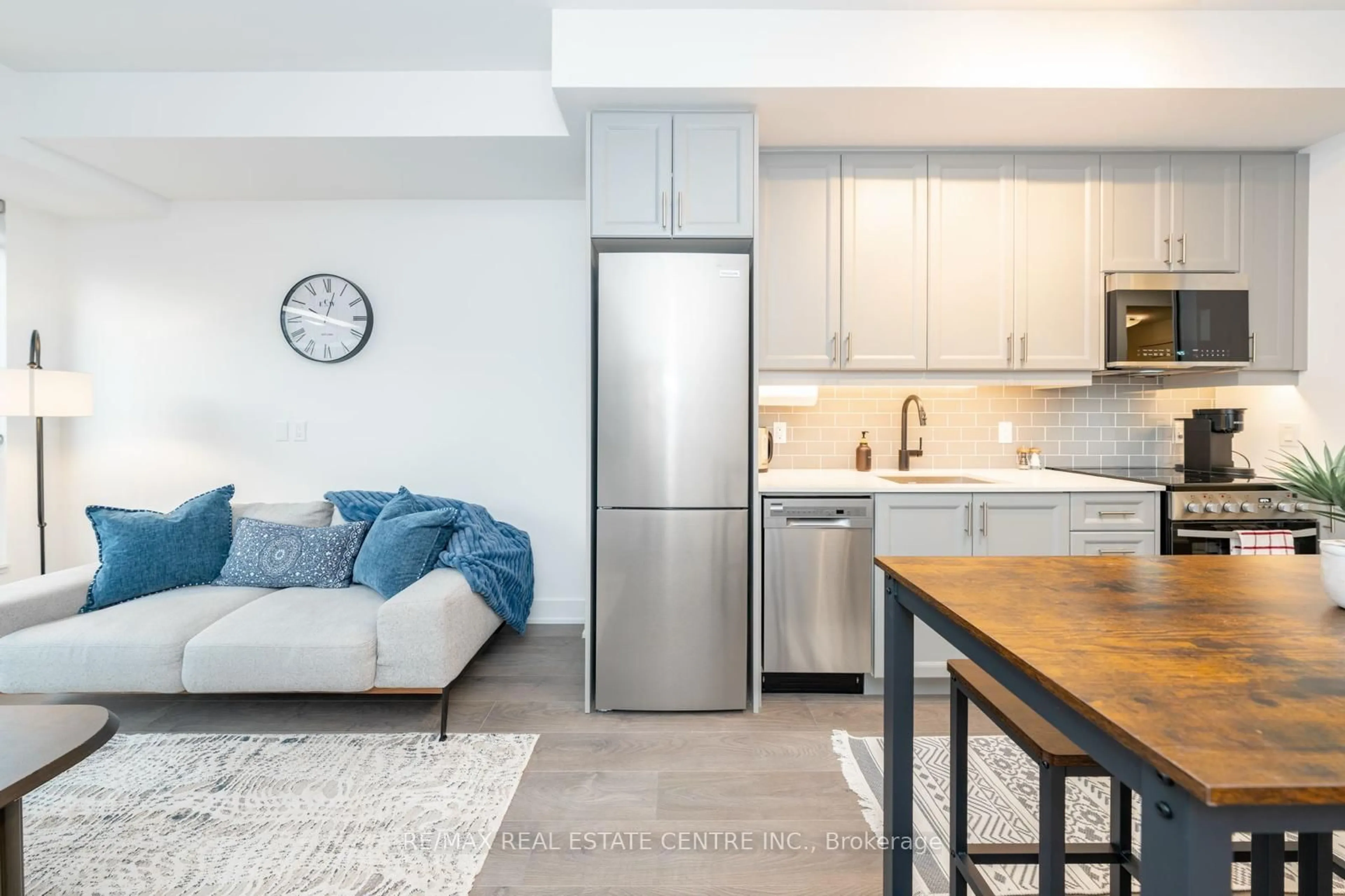 Open concept kitchen, unknown for 2343 Khalsa Gate #313, Oakville Ontario L6M 4J2