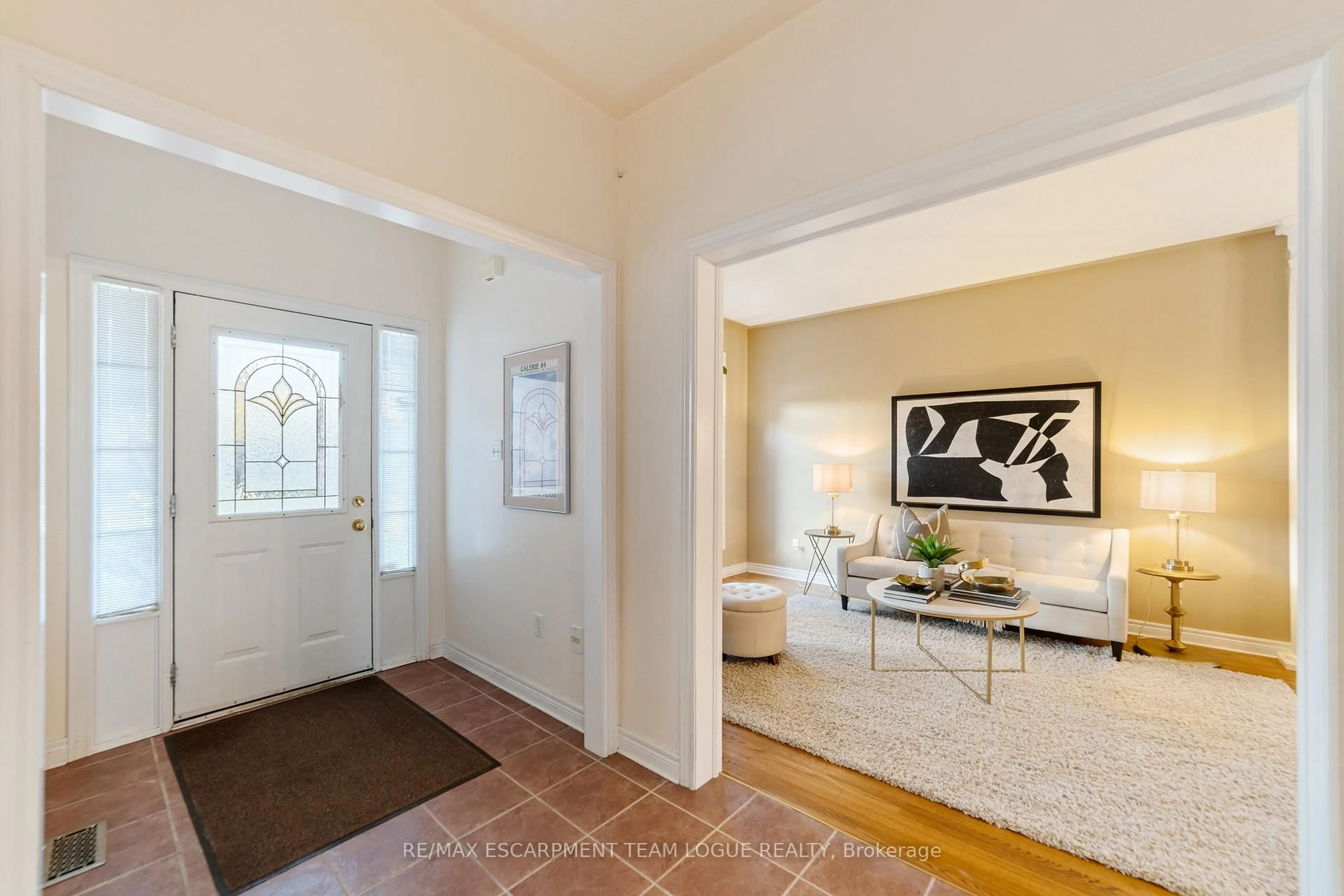 Indoor entryway for 2108 DALECROFT Cres, Burlington Ontario L7M 4B3