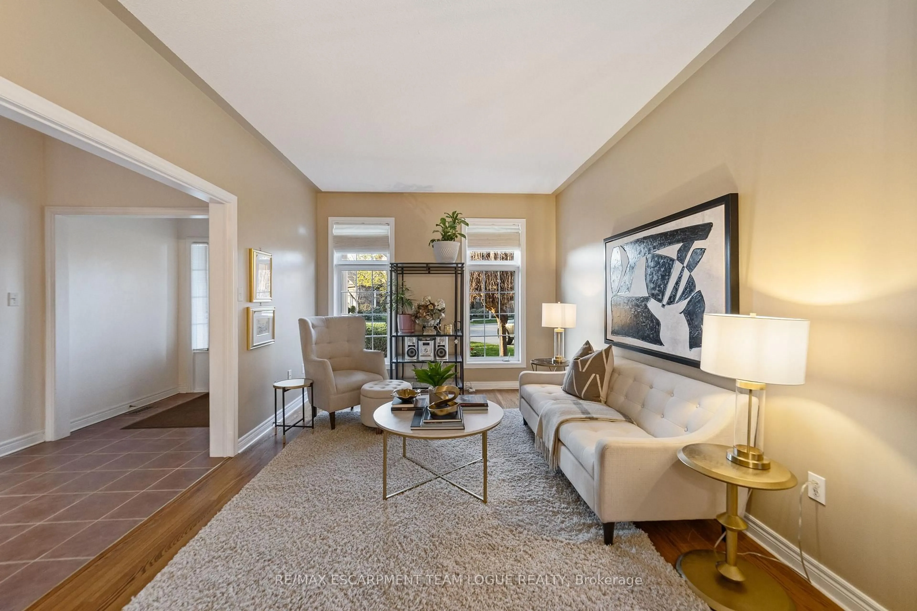 Living room with furniture, unknown for 2108 DALECROFT Cres, Burlington Ontario L7M 4B3