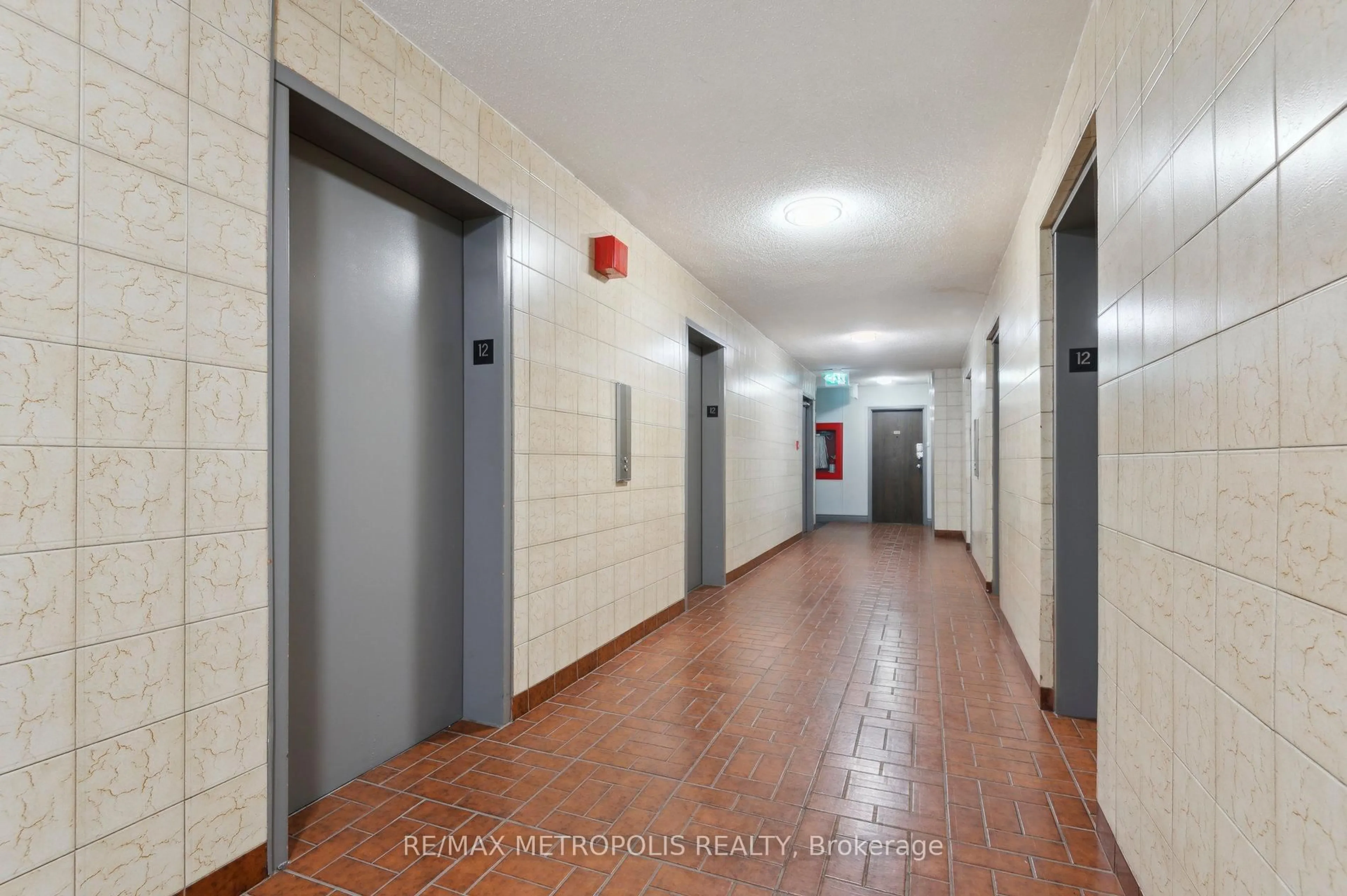 Indoor foyer for 390 DIXON Rd #1207, Toronto Ontario M9R 1T4