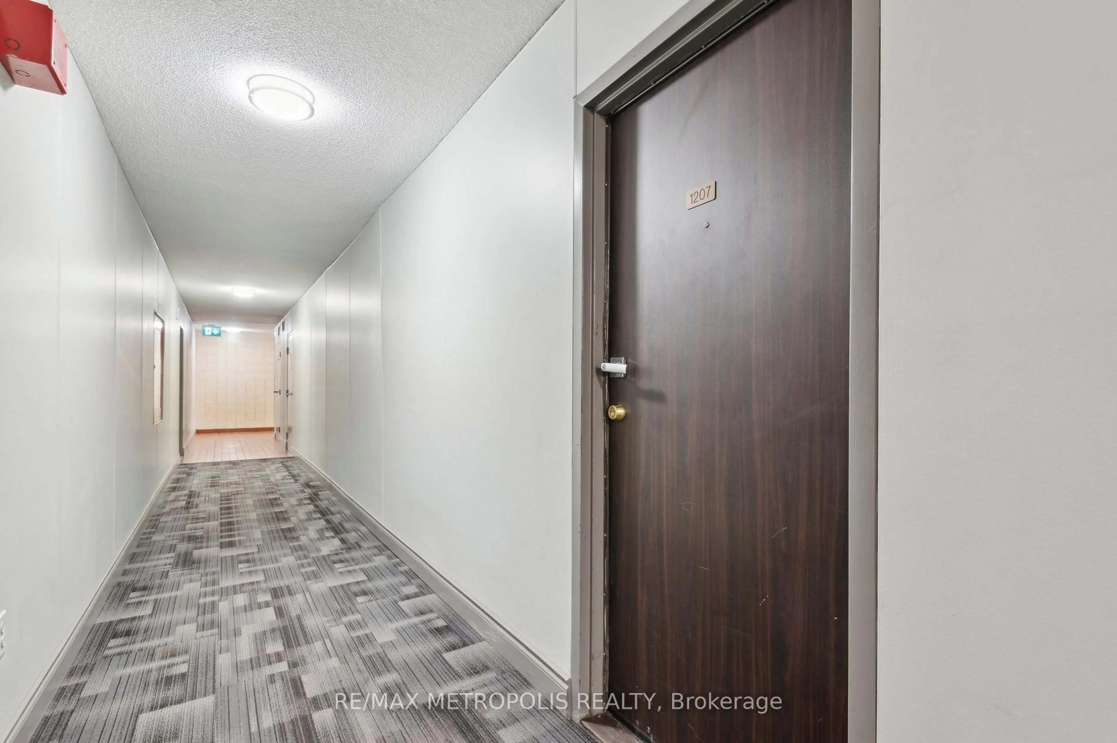 Indoor foyer for 390 DIXON Rd #1207, Toronto Ontario M9R 1T4