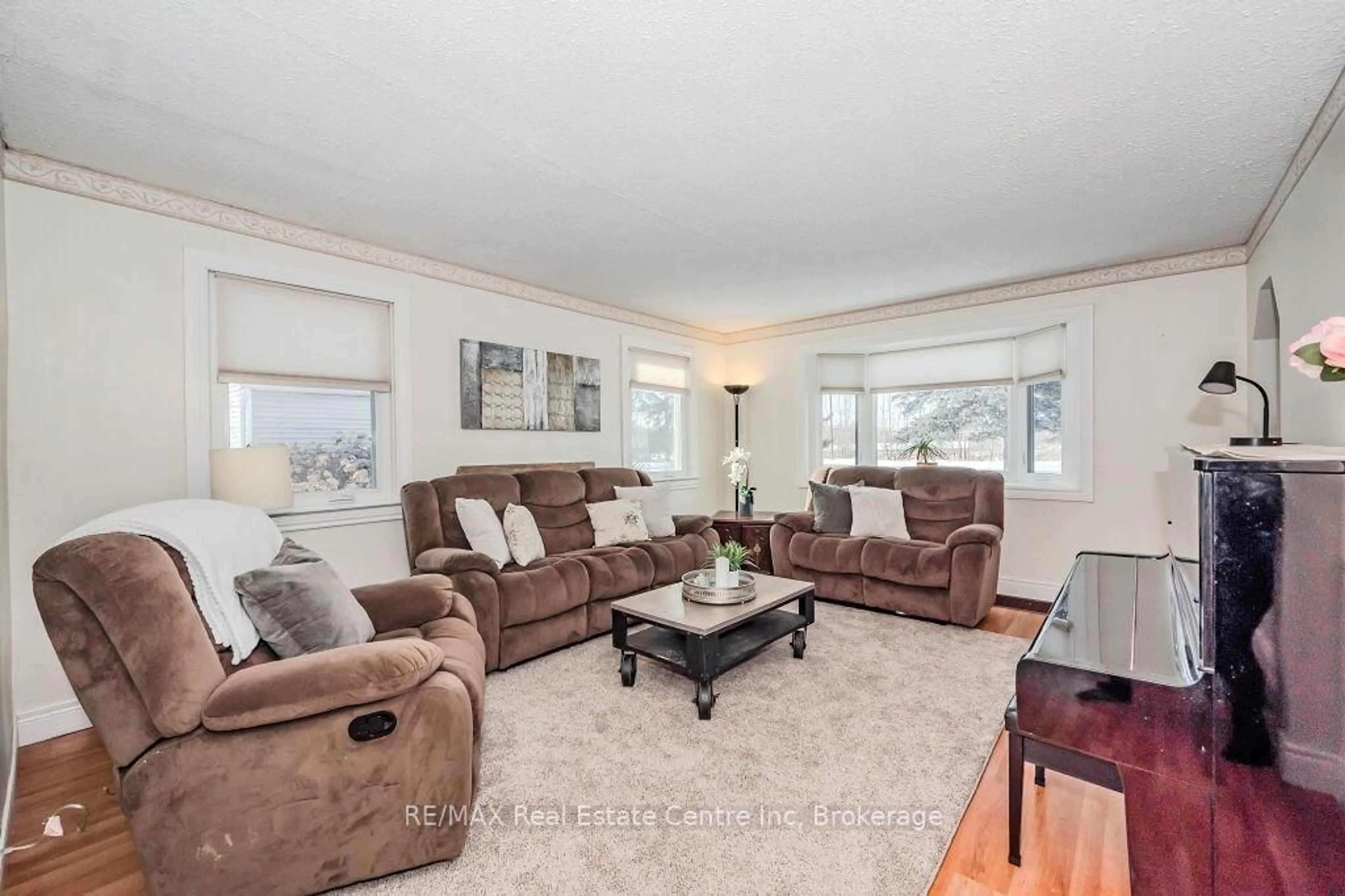 Living room with furniture, unknown for 7210 Hwy 7 N/A, Halton Hills Ontario L7J 2L9