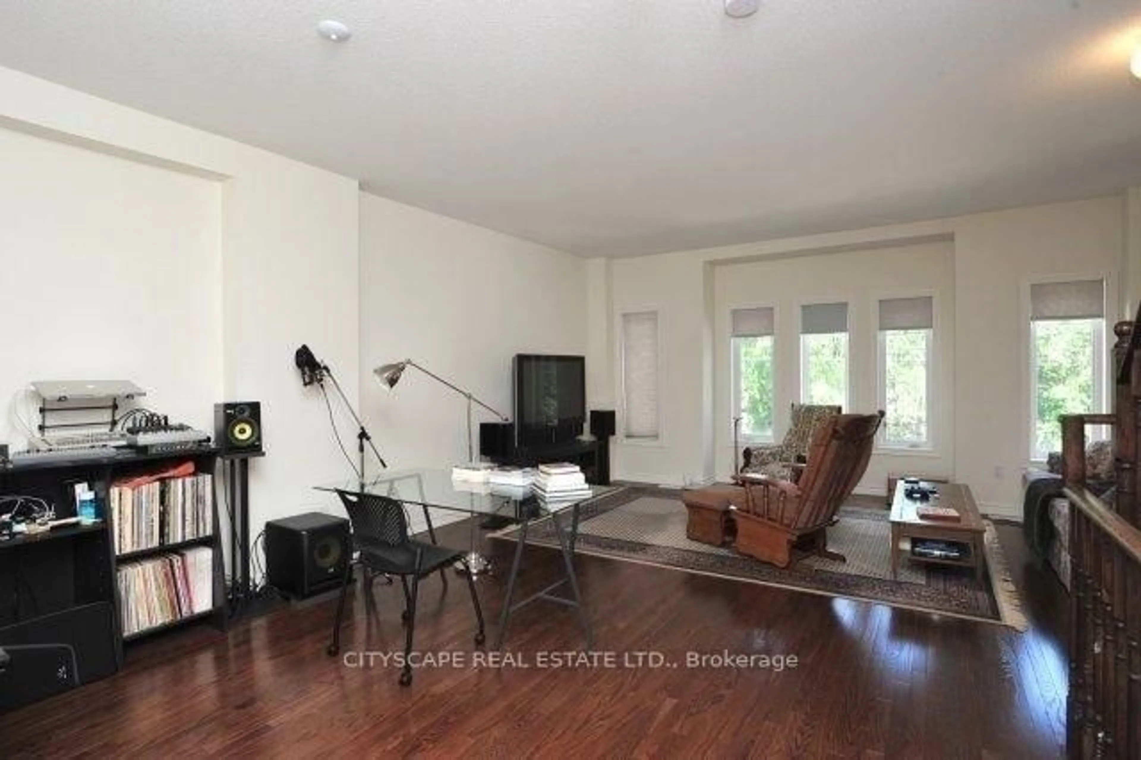 Living room with furniture, wood/laminate floor for 2596 Glengarry Rd #22, Mississauga Ontario L5C 0A2