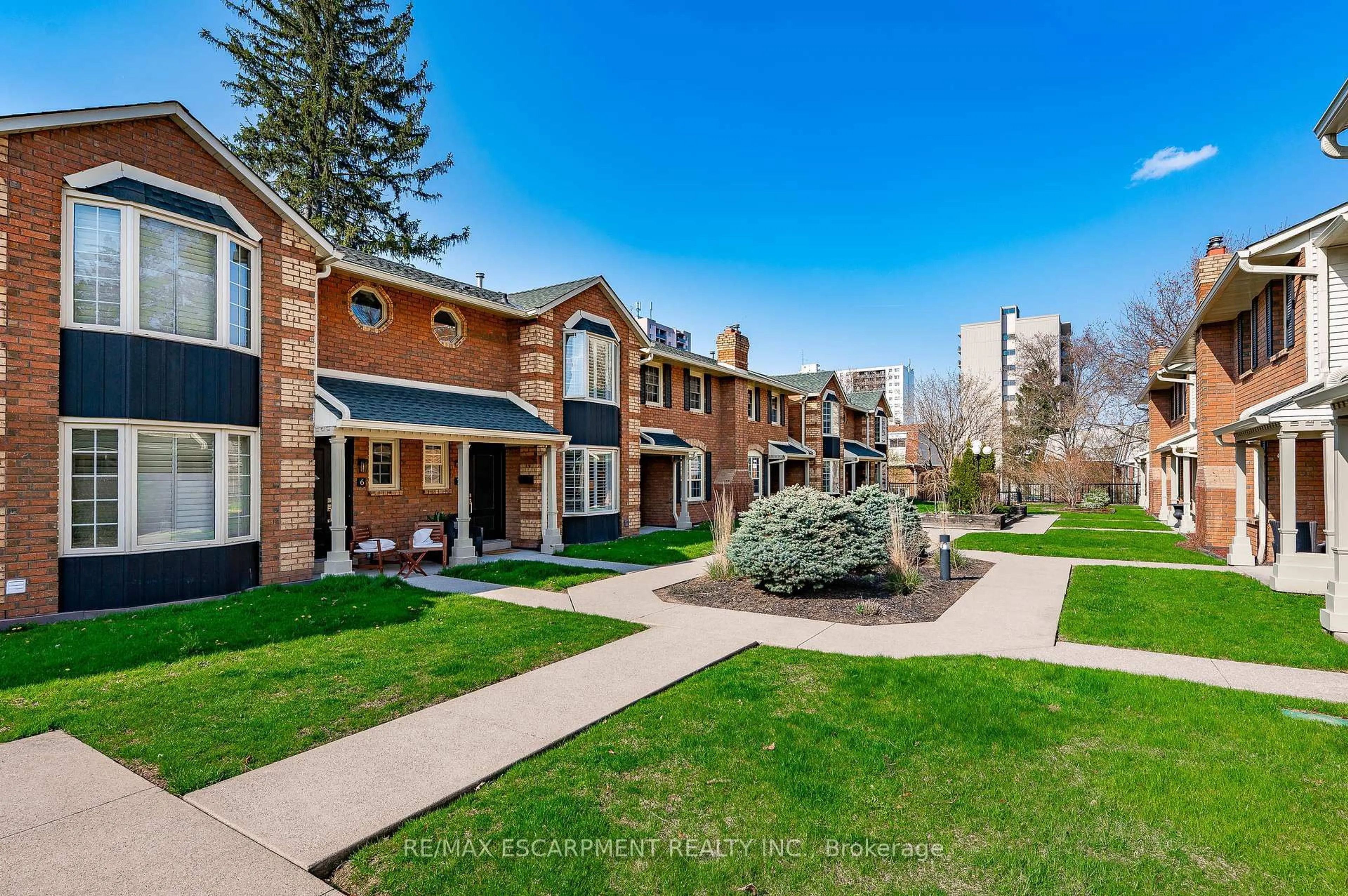 A pic from outside/outdoor area/front of a property/back of a property/a pic from drone, street for 955 King Rd #7, Burlington Ontario L7T 4J6