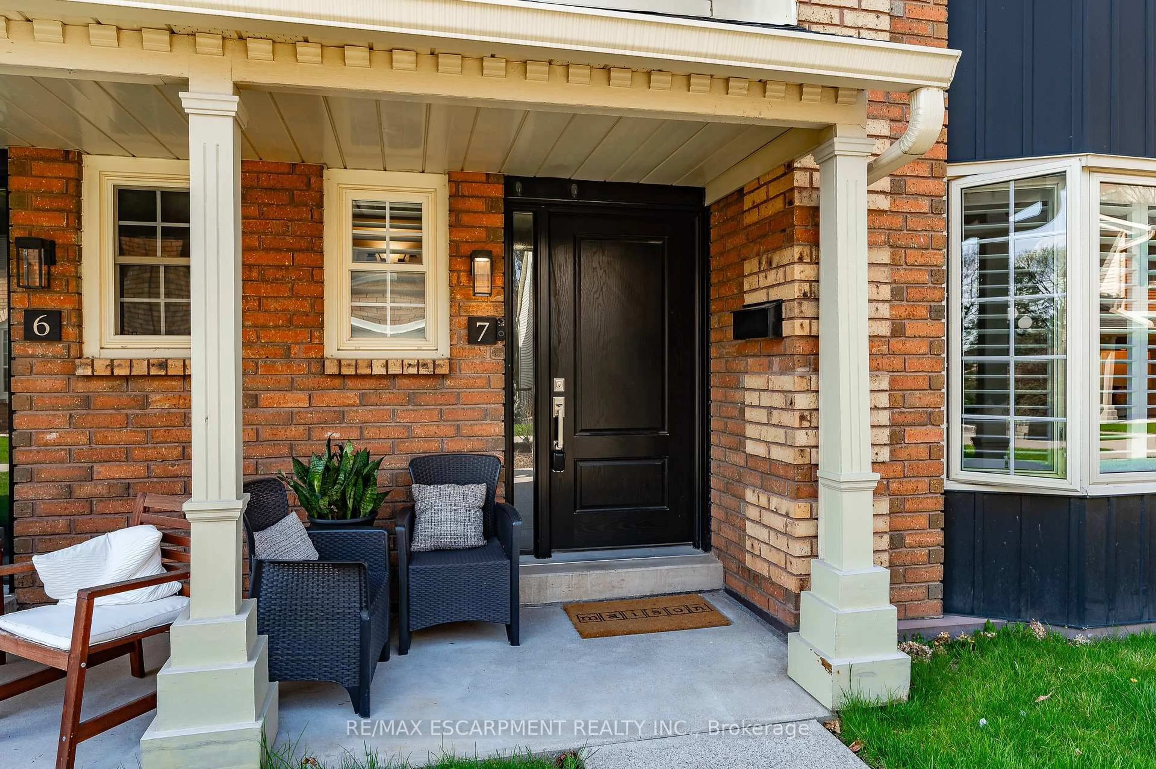 Indoor entryway for 955 King Rd #7, Burlington Ontario L7T 4J6