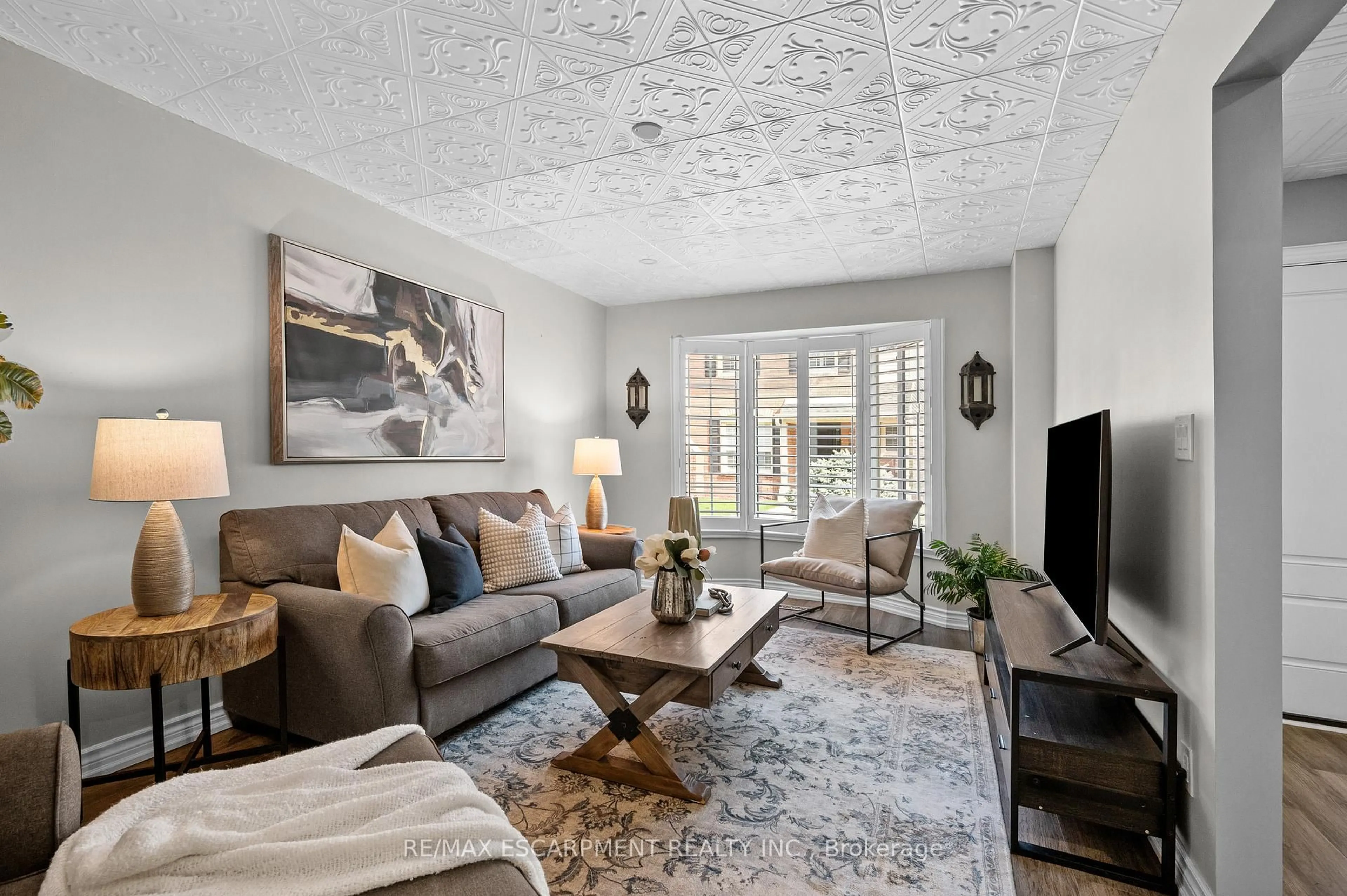 Living room with furniture, unknown for 955 King Rd #7, Burlington Ontario L7T 4J6