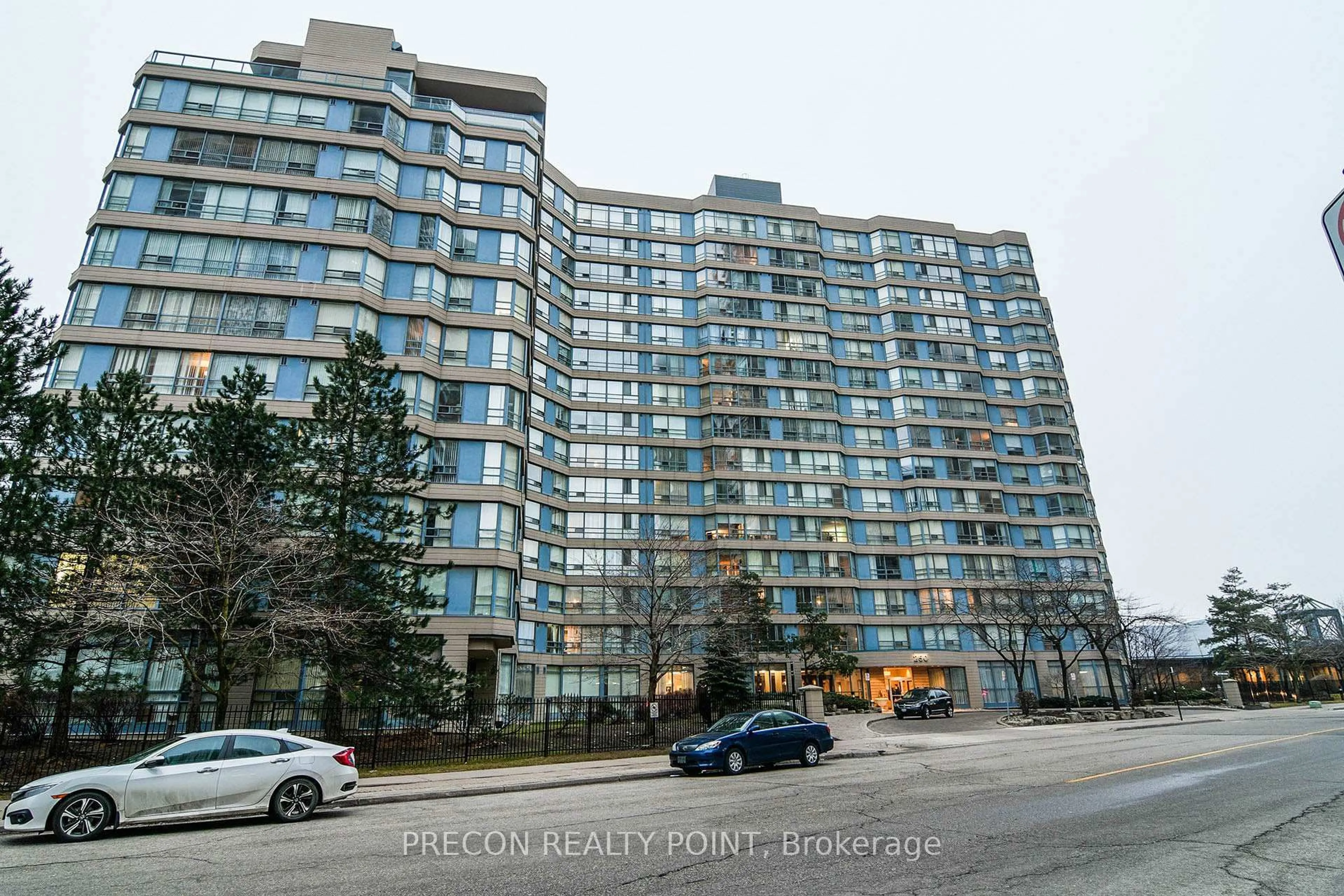 Indoor foyer for 250 Webb Dr #1205, Mississauga Ontario L5B 3Z4