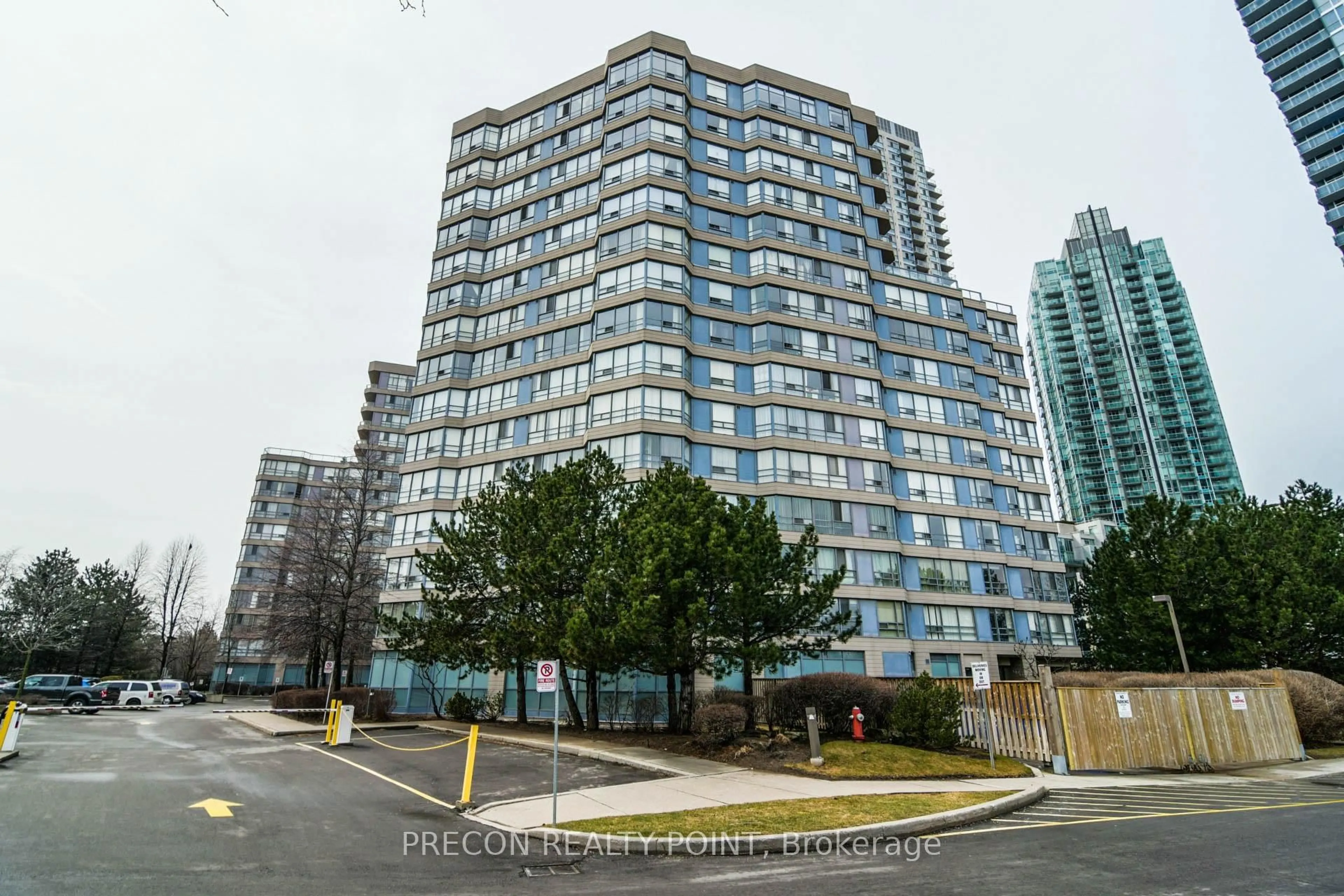 A pic from outside/outdoor area/front of a property/back of a property/a pic from drone, unknown for 250 Webb Dr #1205, Mississauga Ontario L5B 3Z4