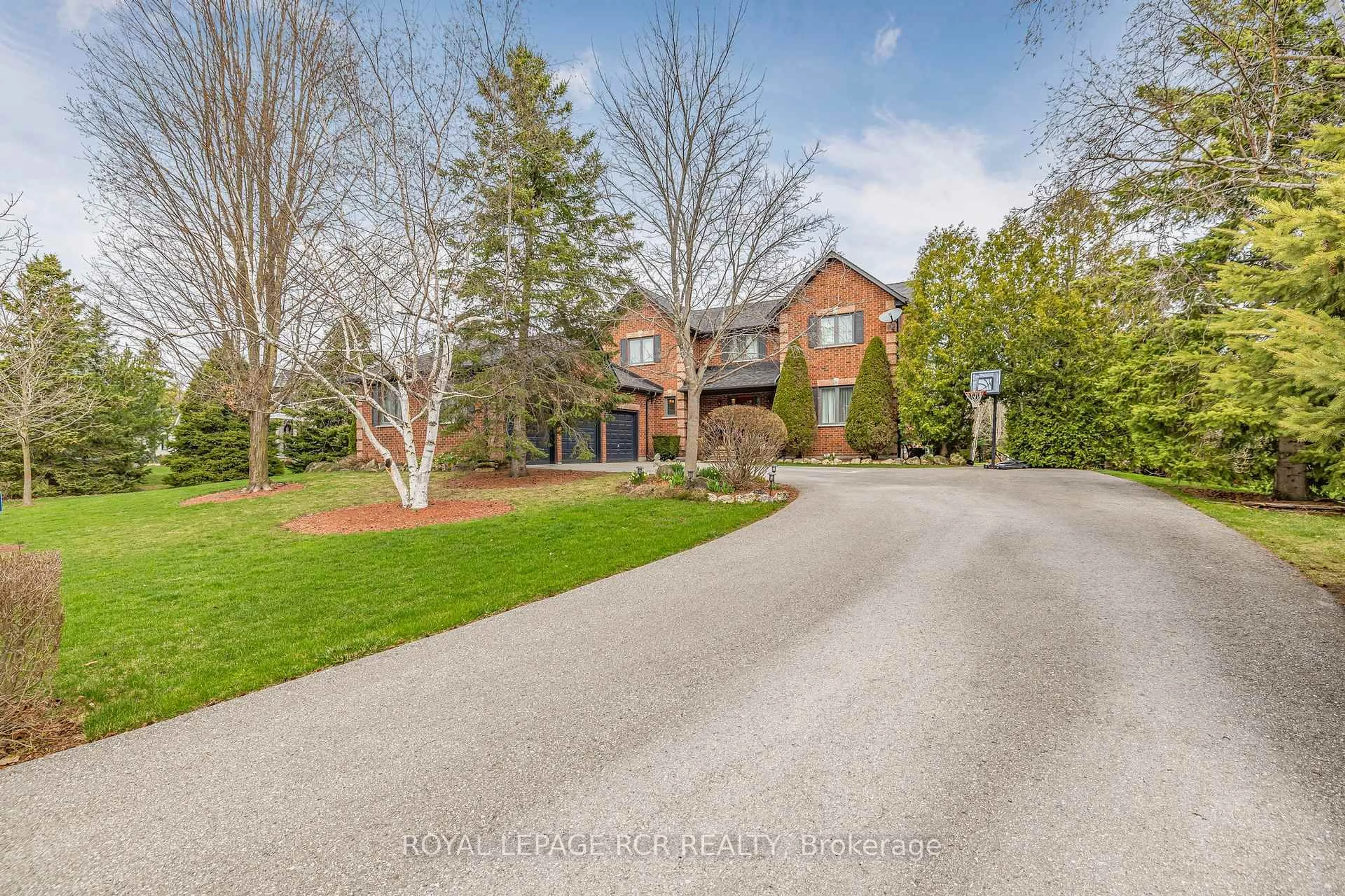A pic from outside/outdoor area/front of a property/back of a property/a pic from drone, street for 7 Summergate Crt, Caledon Ontario L7C 1P9