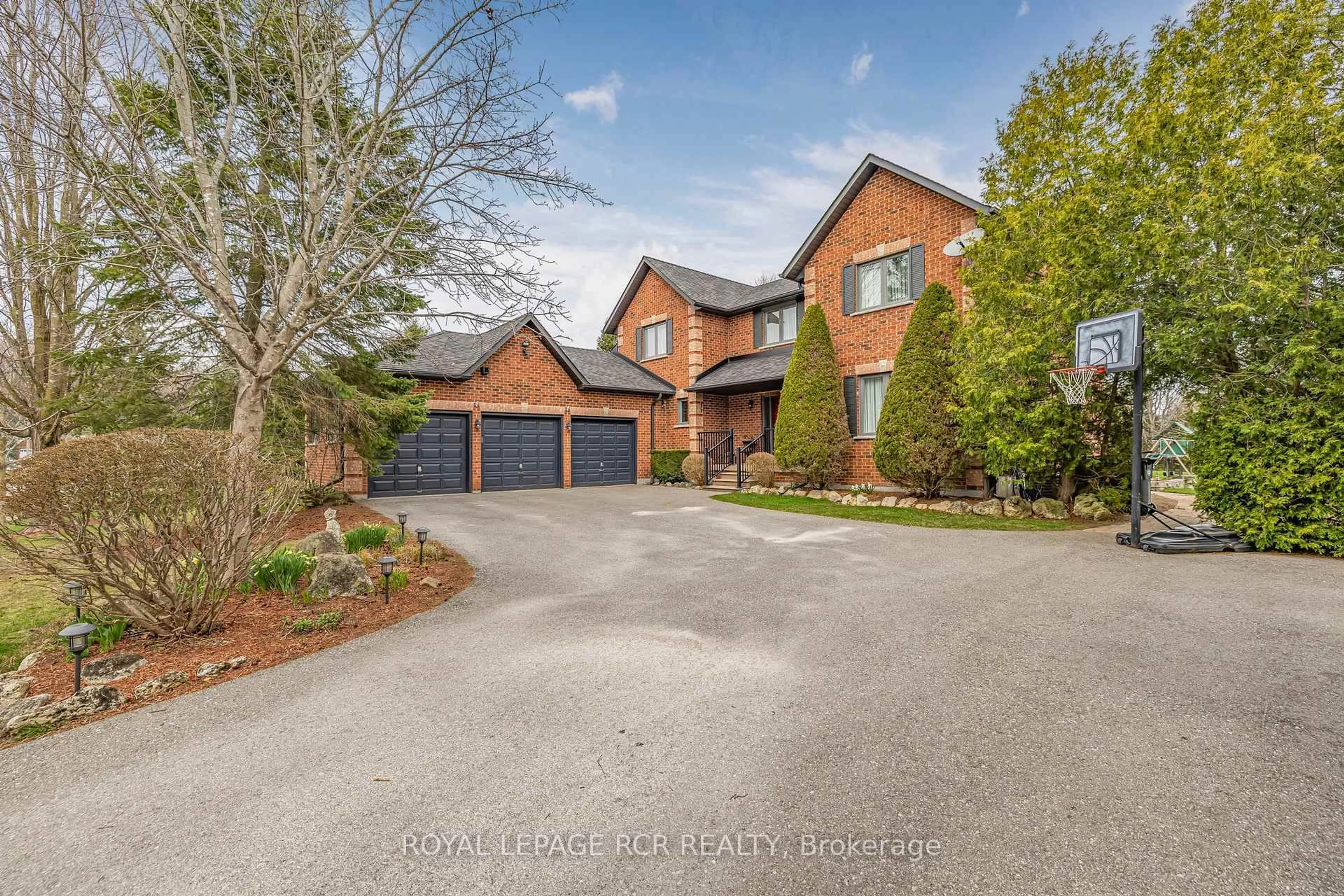 A pic from outside/outdoor area/front of a property/back of a property/a pic from drone, street for 7 Summergate Crt, Caledon Ontario L7C 1P9