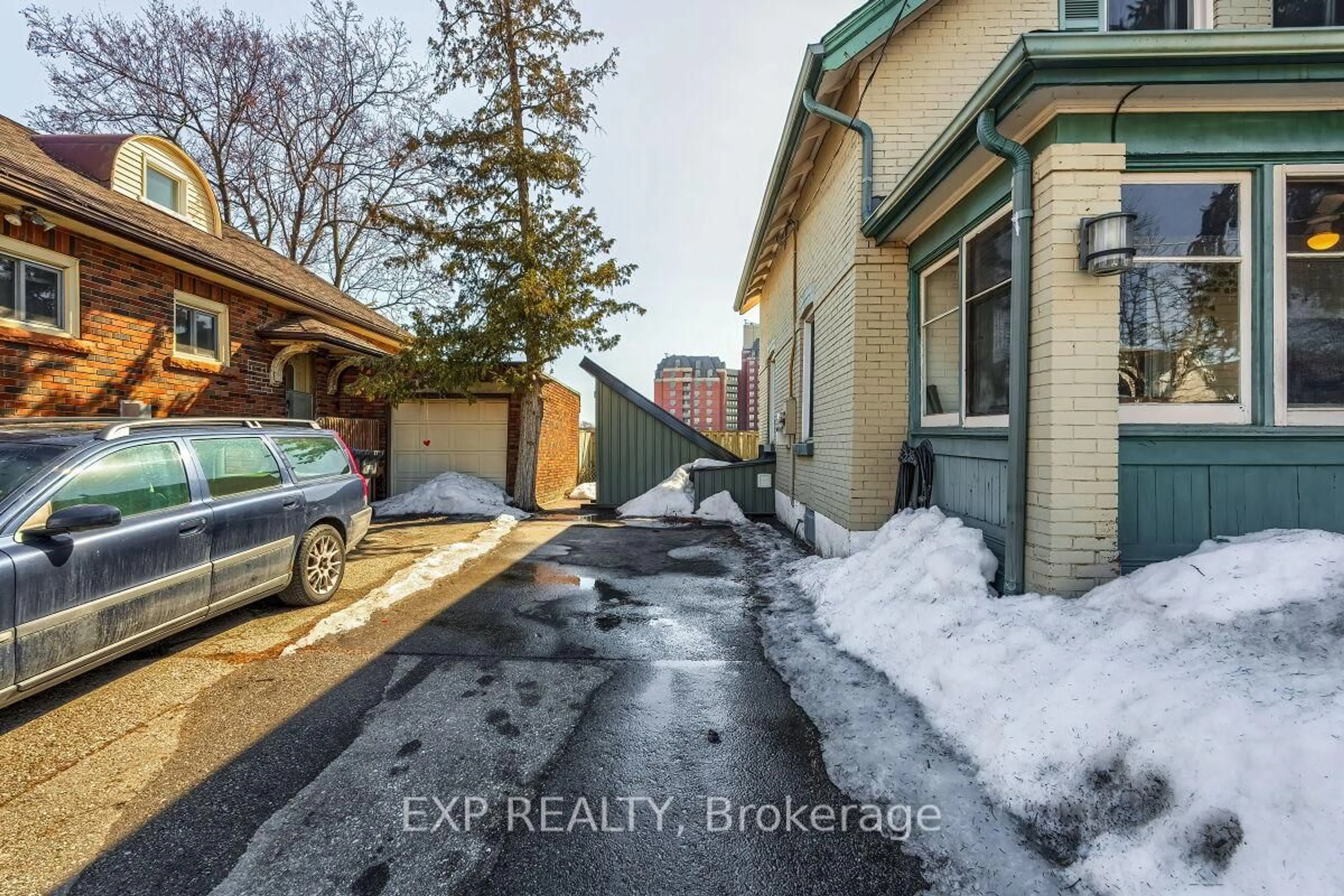 A pic from outside/outdoor area/front of a property/back of a property/a pic from drone, street for 7 David St, Brampton Ontario L6X 1J2