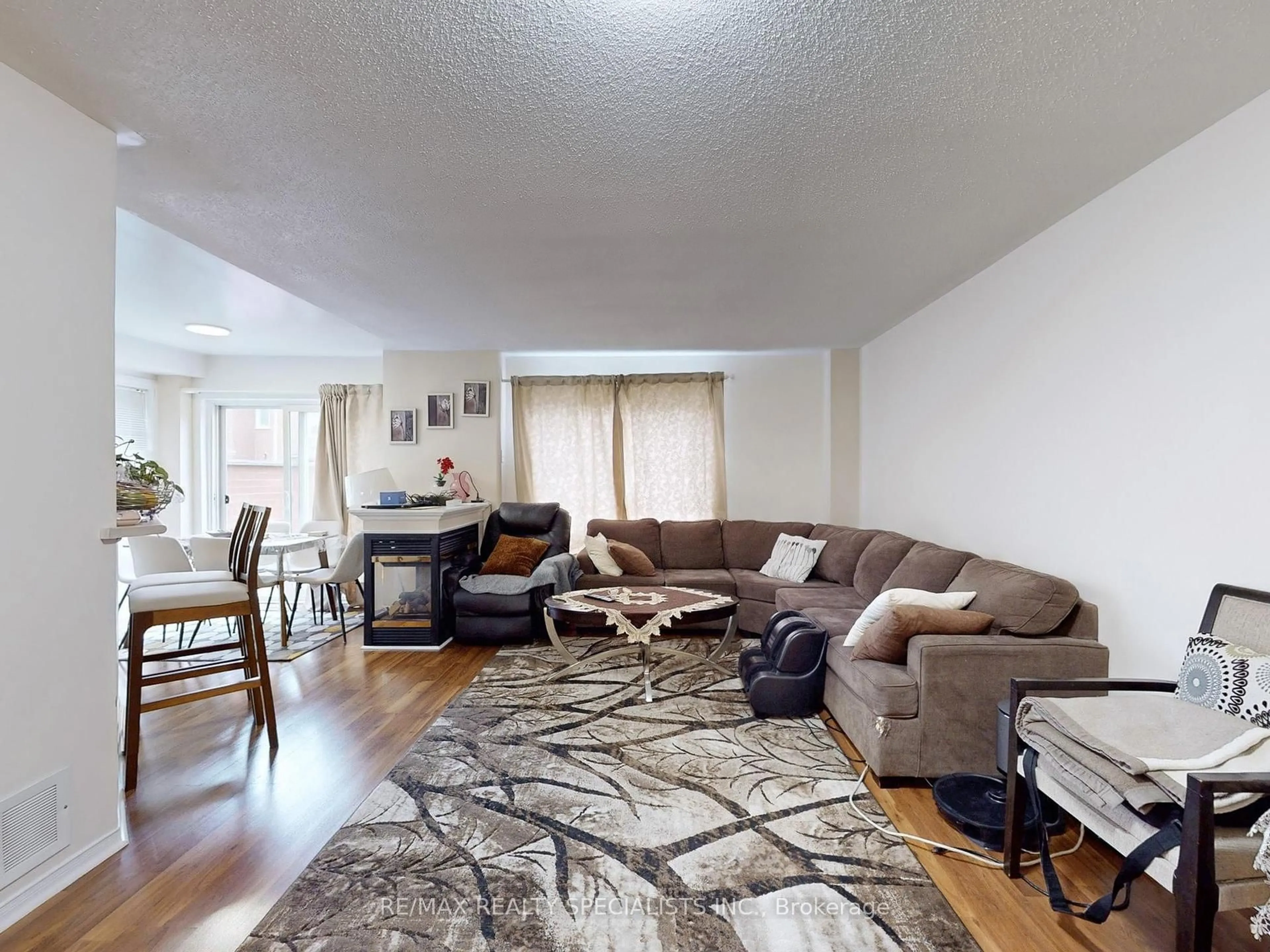 Living room with furniture, unknown for 5223 Fairford Cres #90, Mississauga Ontario L5V 2M6