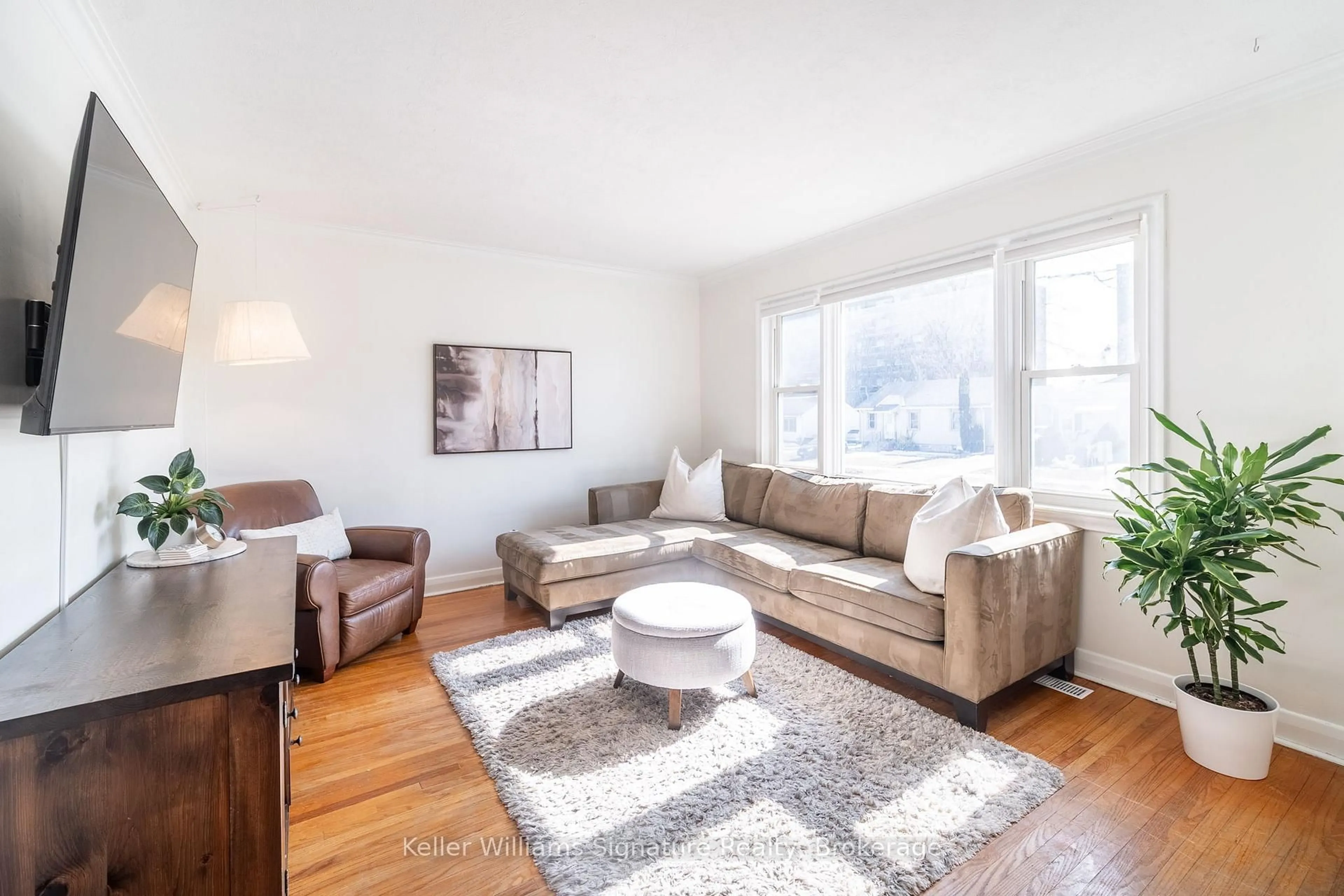 Living room with furniture, wood/laminate floor for 367 Bartos Dr, Oakville Ontario L6K 3E5