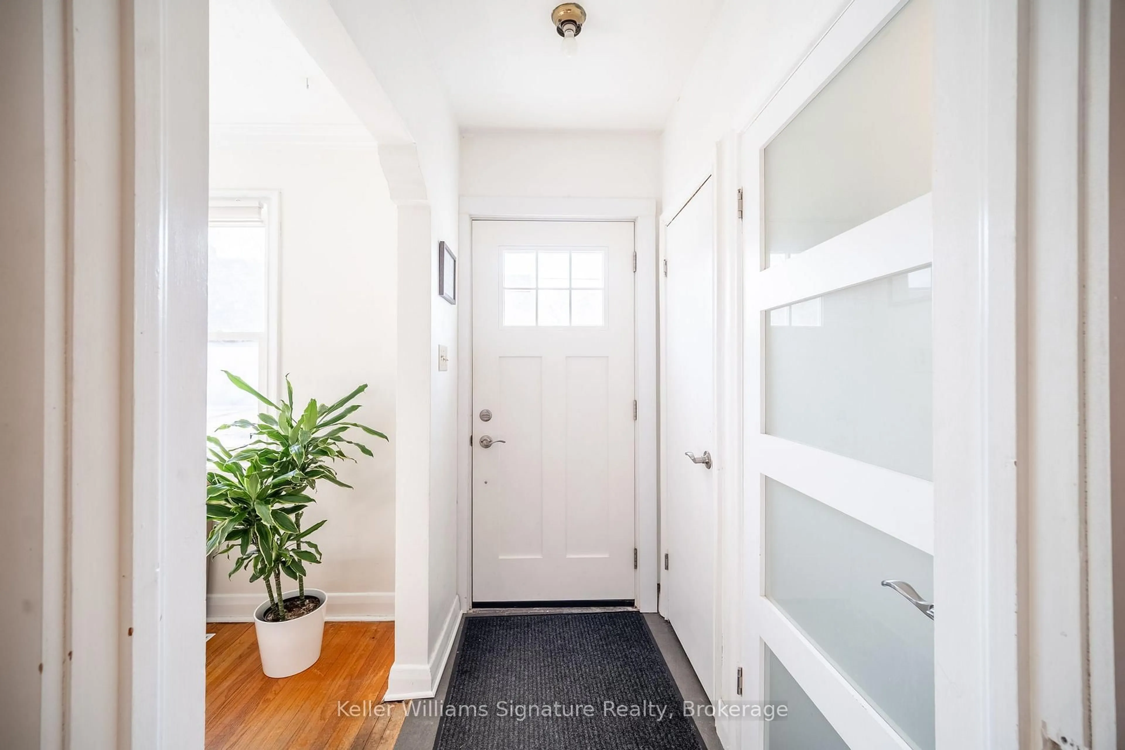 Indoor entryway for 367 Bartos Dr, Oakville Ontario L6K 3E5