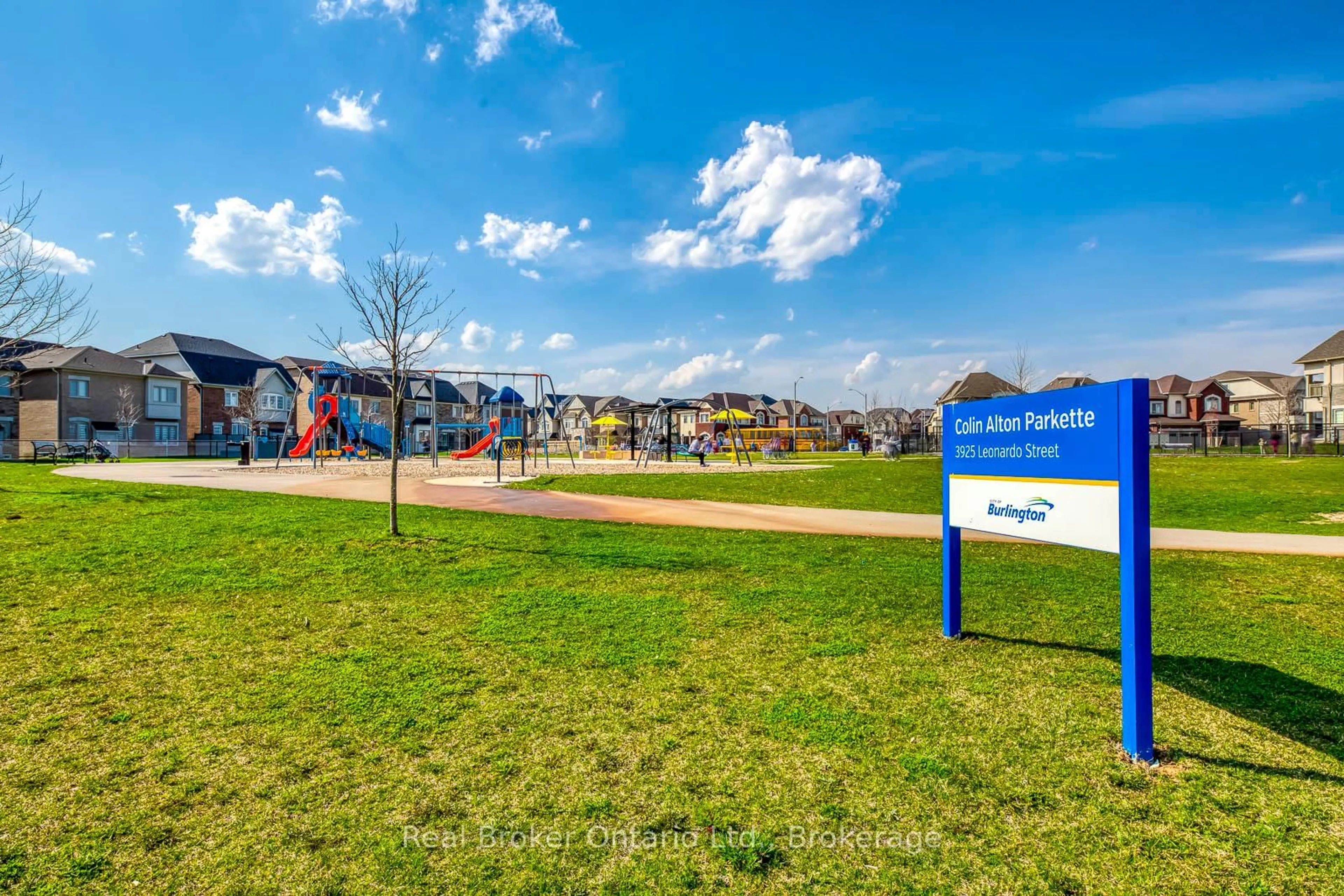 A pic from outside/outdoor area/front of a property/back of a property/a pic from drone, street for 3131 Goodyear Rd, Burlington Ontario L7M 0Z9