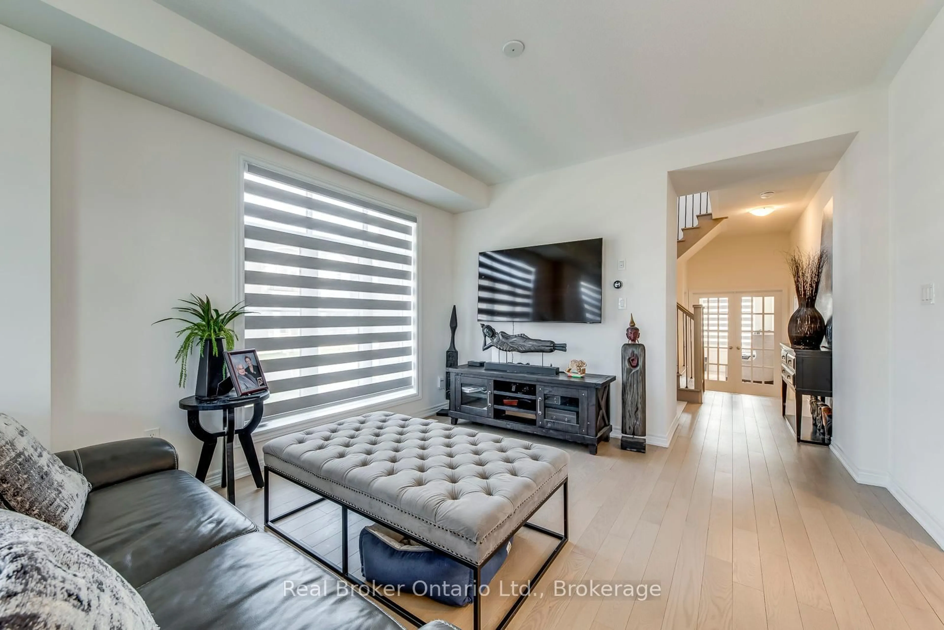 Living room with furniture, unknown for 3131 Goodyear Rd, Burlington Ontario L7M 0Z9