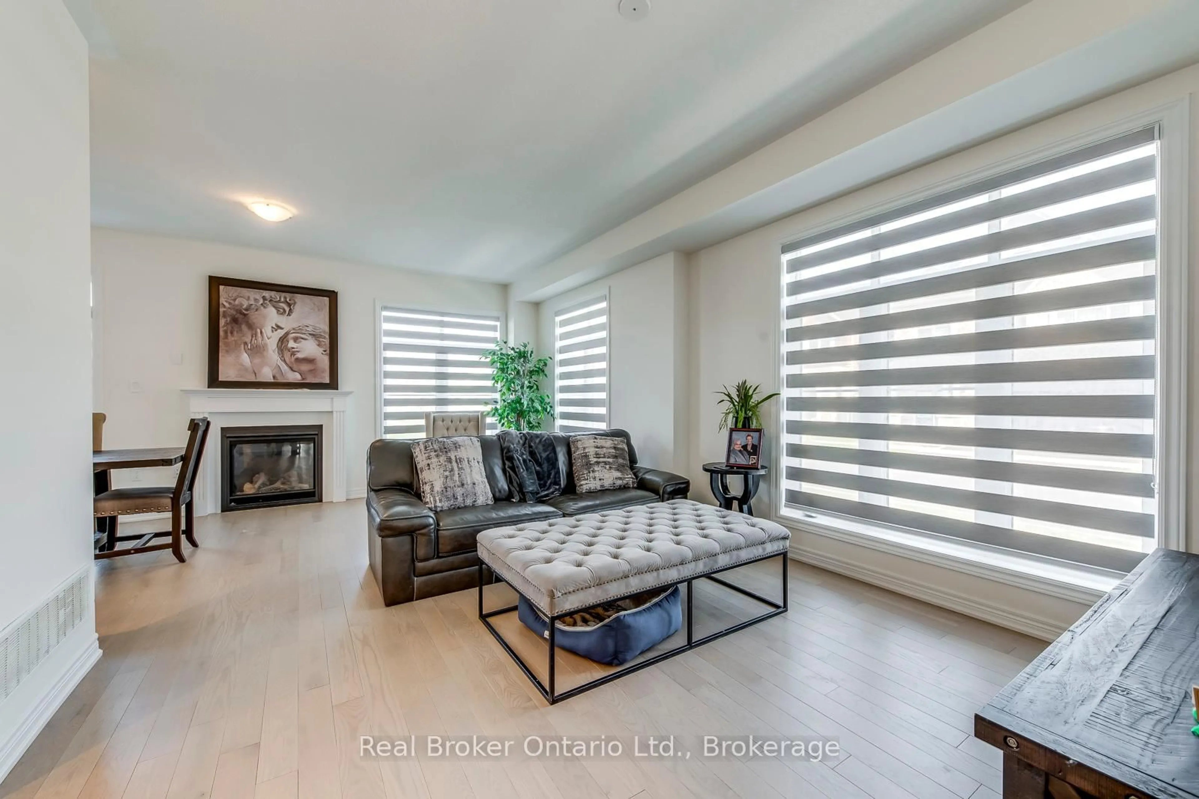 Living room with furniture, unknown for 3131 Goodyear Rd, Burlington Ontario L7M 0Z9
