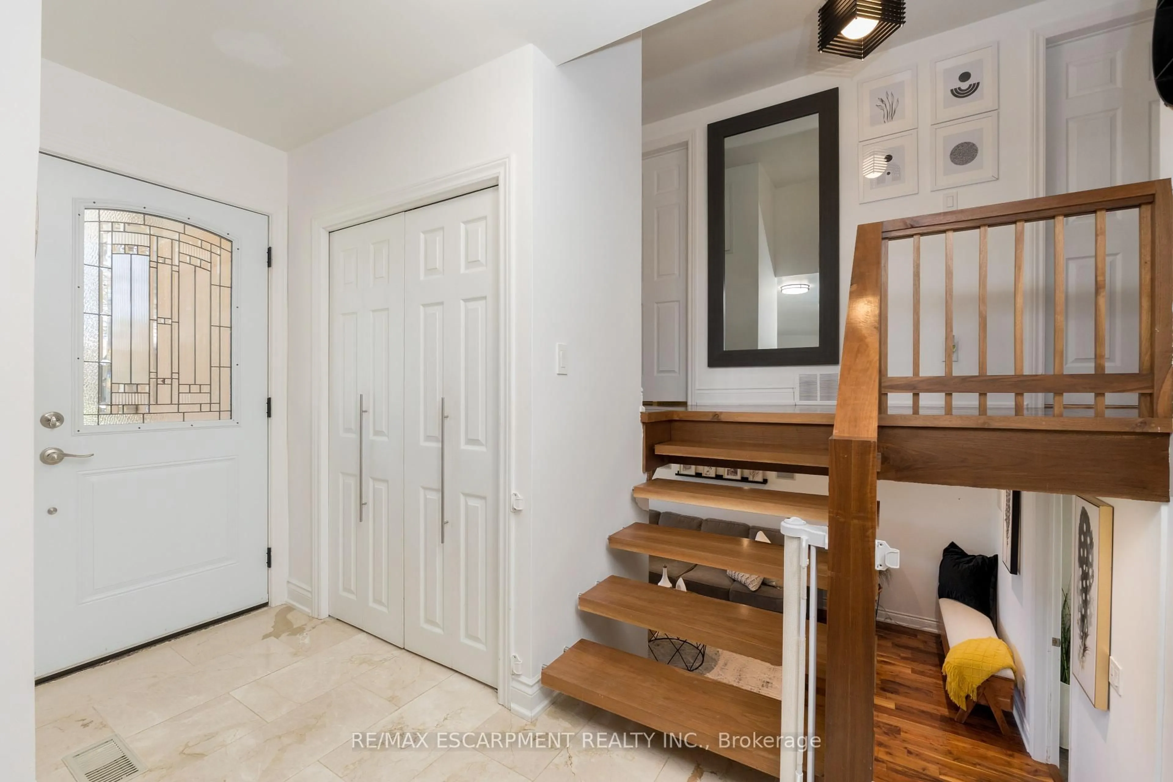 Indoor entryway for 616 Blue Forest Hill, Burlington Ontario L7L 4H3