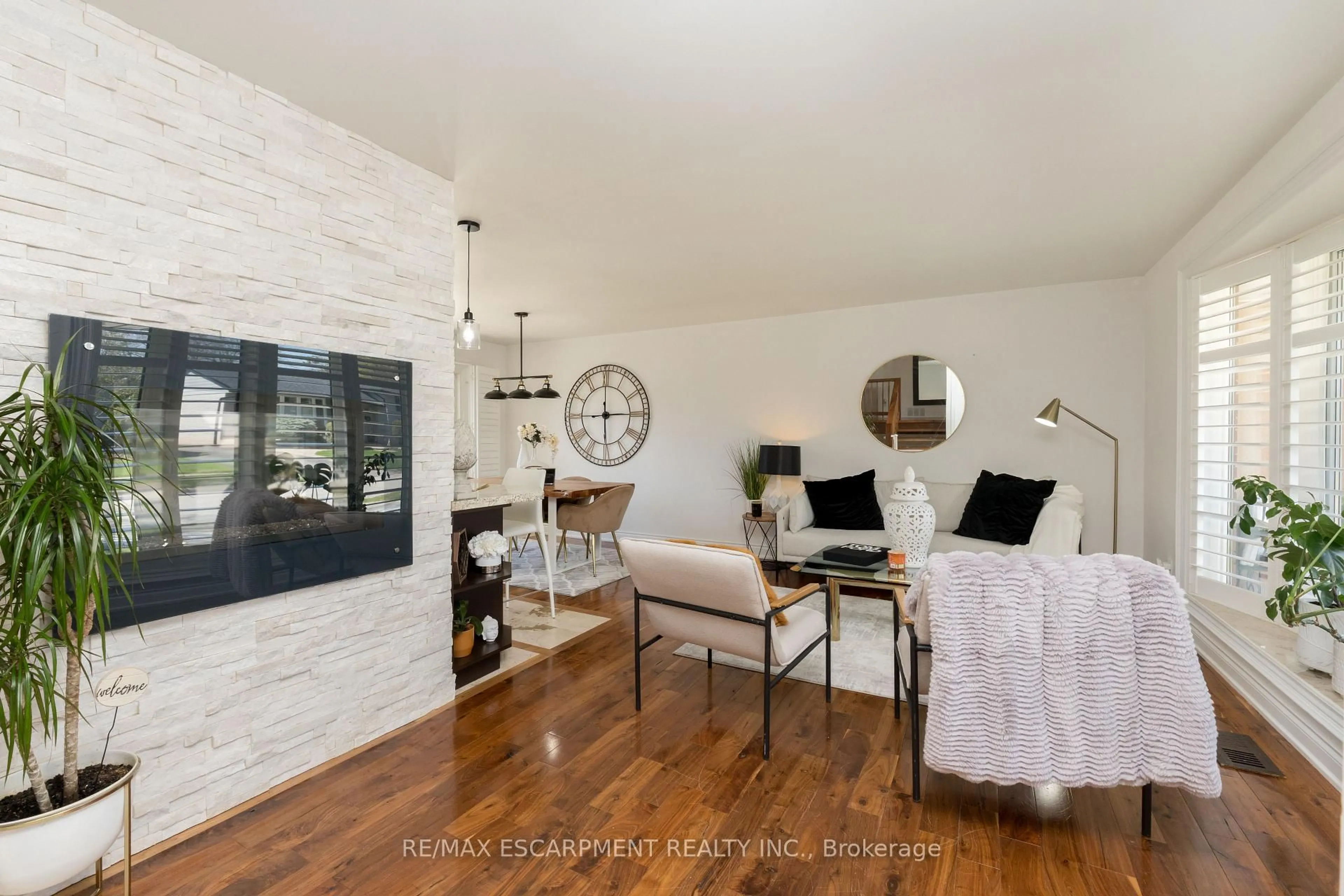 Living room with furniture, wood/laminate floor for 616 Blue Forest Hill, Burlington Ontario L7L 4H3