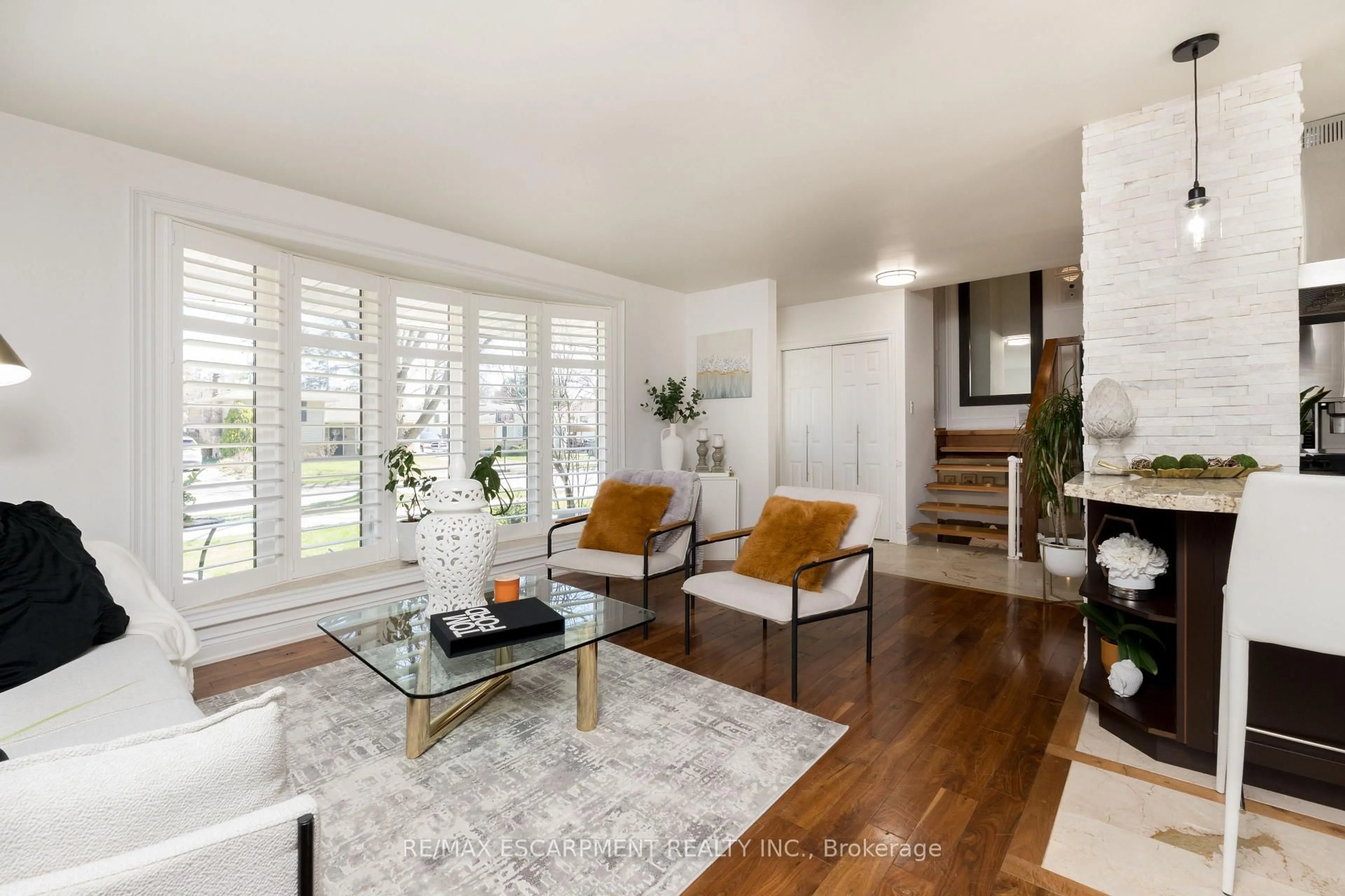 Living room with furniture, unknown for 616 Blue Forest Hill, Burlington Ontario L7L 4H3