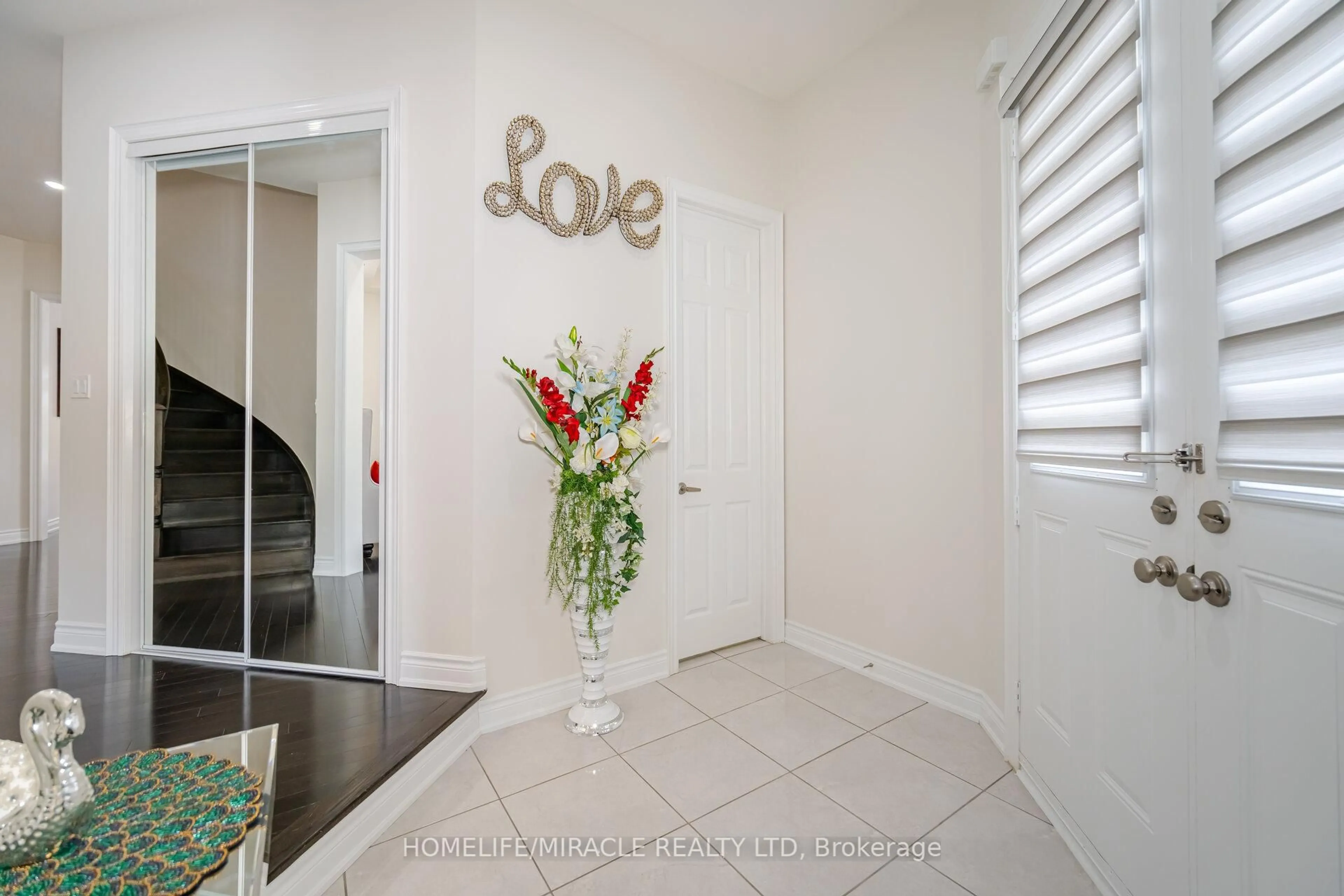 Indoor entryway for 20 Elderbridge Rd, Brampton Ontario L6P 4G5