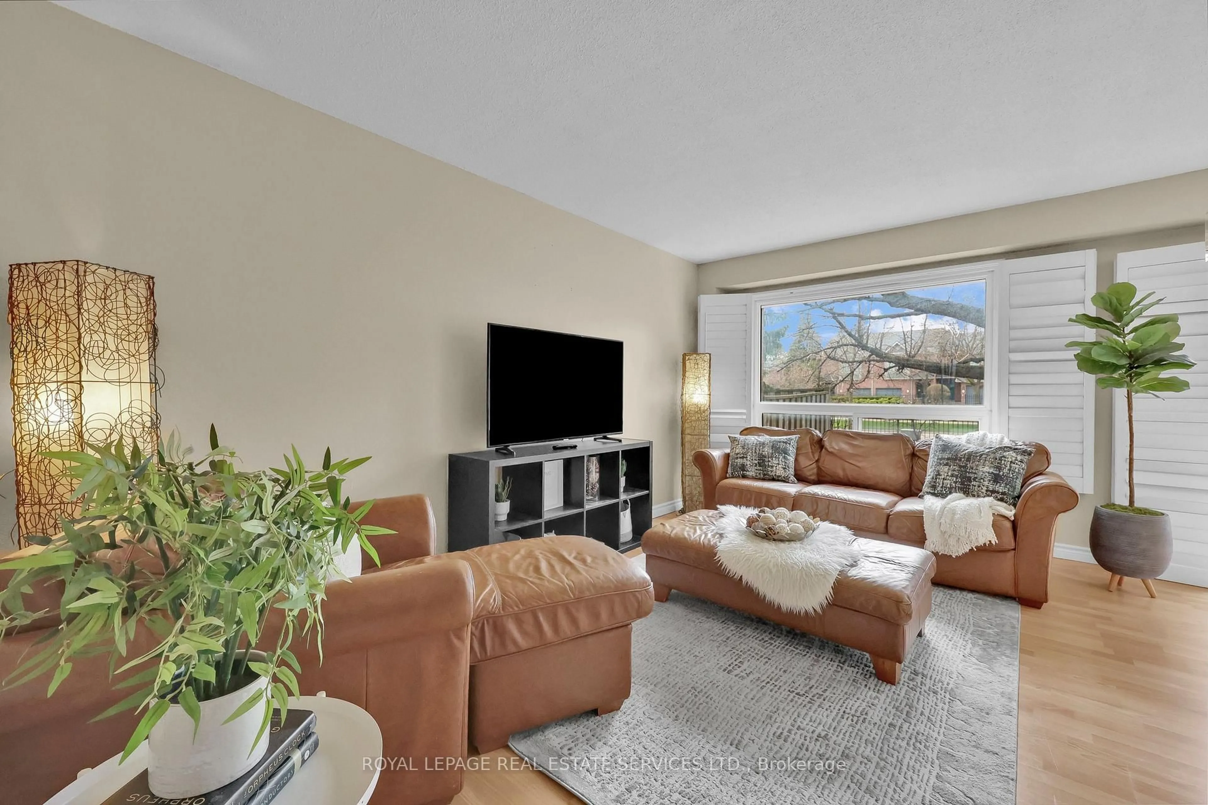 Living room with furniture, unknown for 3125 Fifth Line #70, Mississauga Ontario L5L 3S8