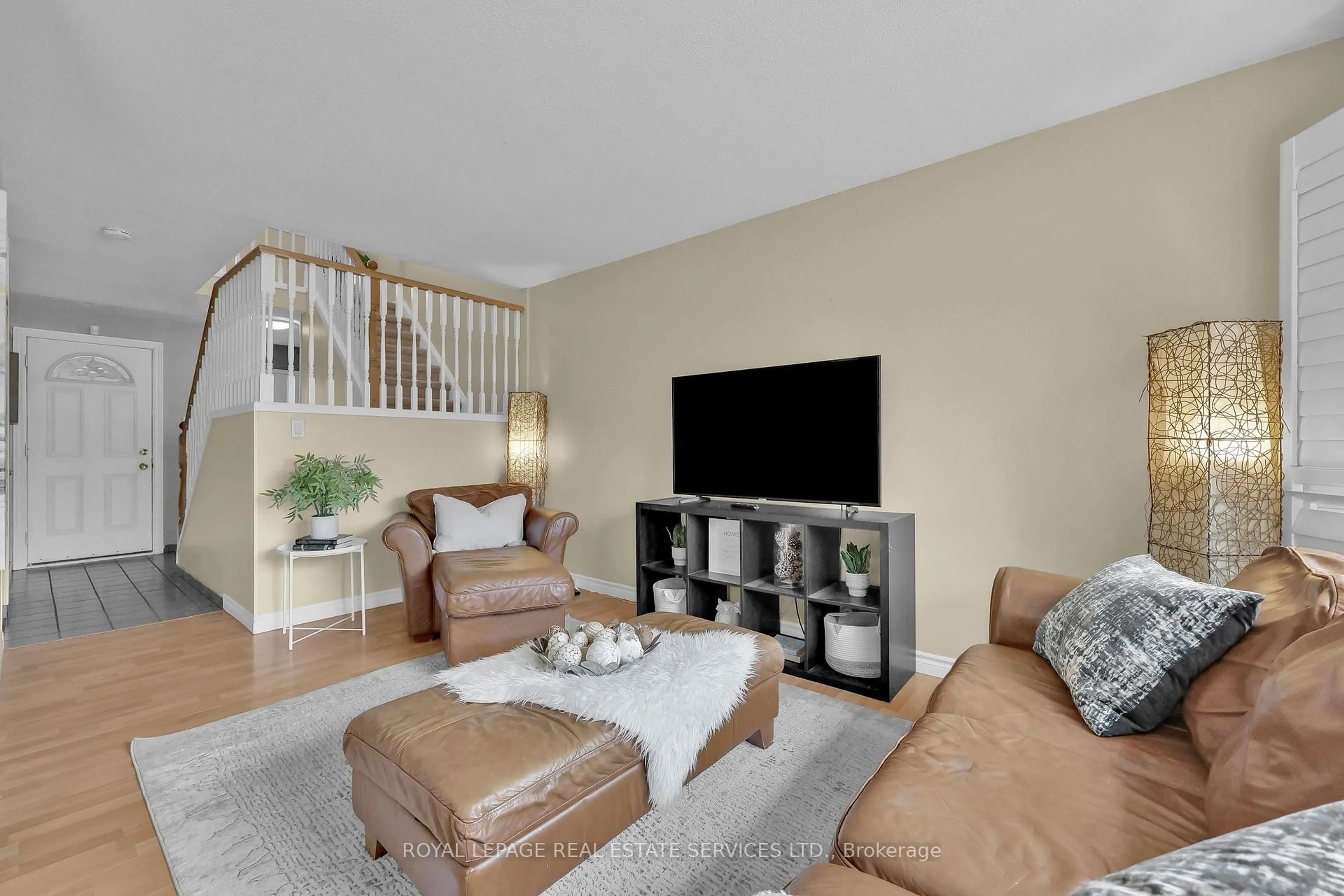 Living room with furniture, unknown for 3125 Fifth Line #70, Mississauga Ontario L5L 3S8
