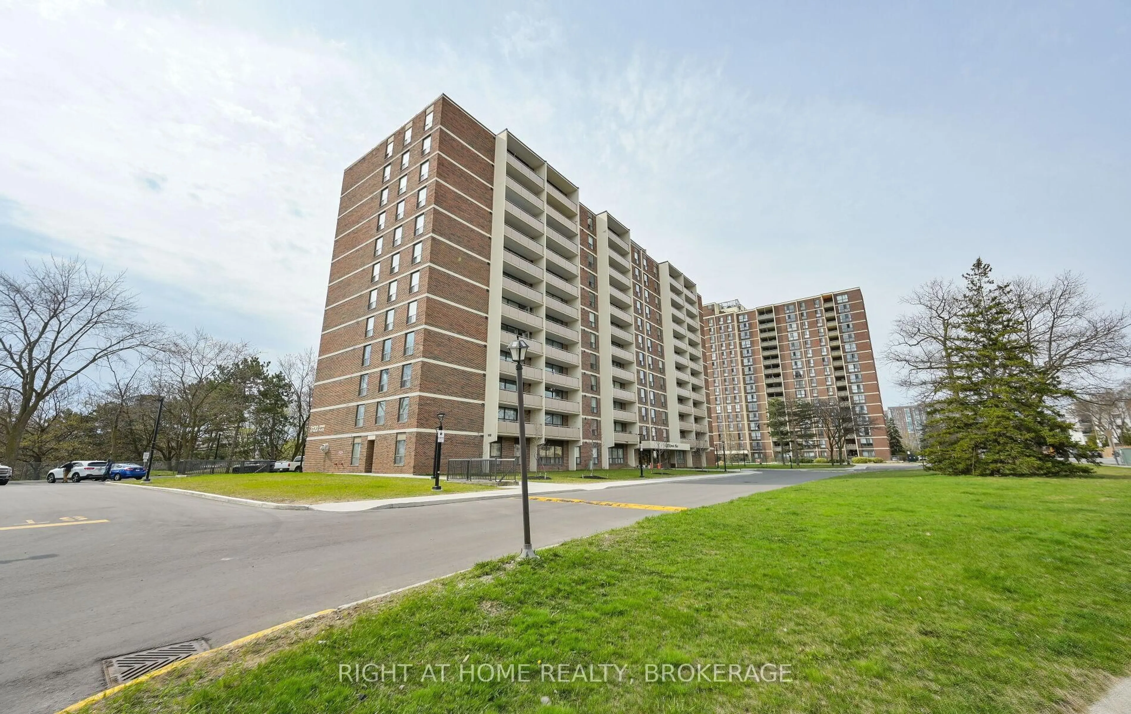 A pic from outside/outdoor area/front of a property/back of a property/a pic from drone, street for 3120 Kirwin Ave #607, Mississauga Ontario L5A 3R2