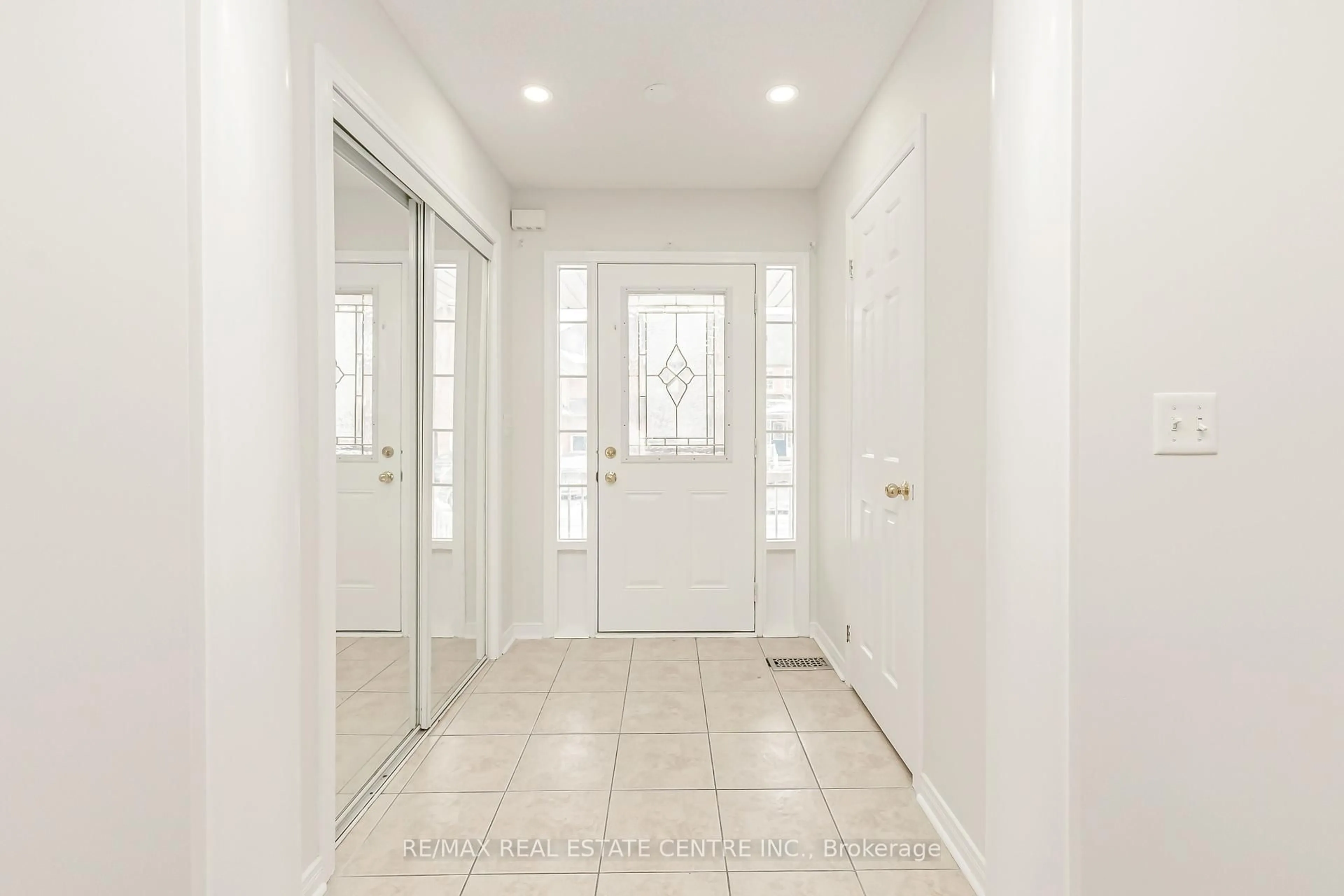 Indoor entryway for 359 Bussel Cres, Milton Ontario L9T 0W6