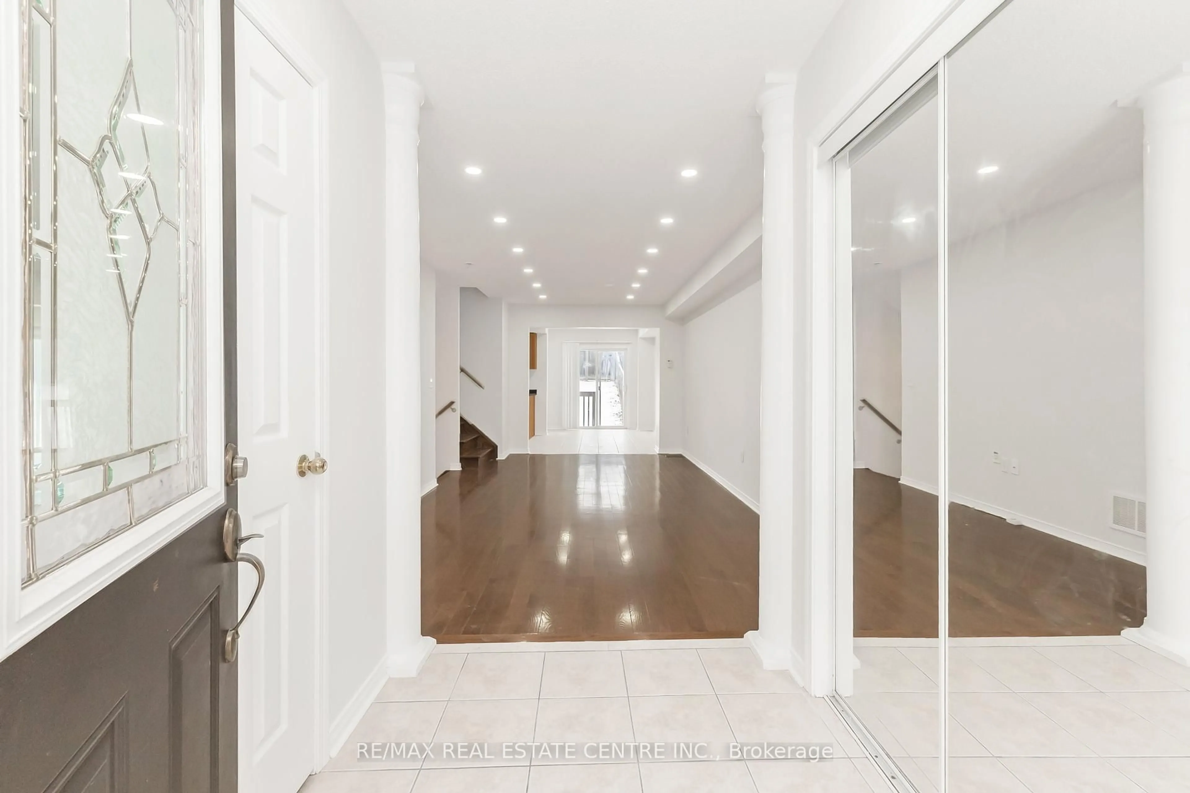 Indoor foyer for 359 Bussel Cres, Milton Ontario L9T 0W6