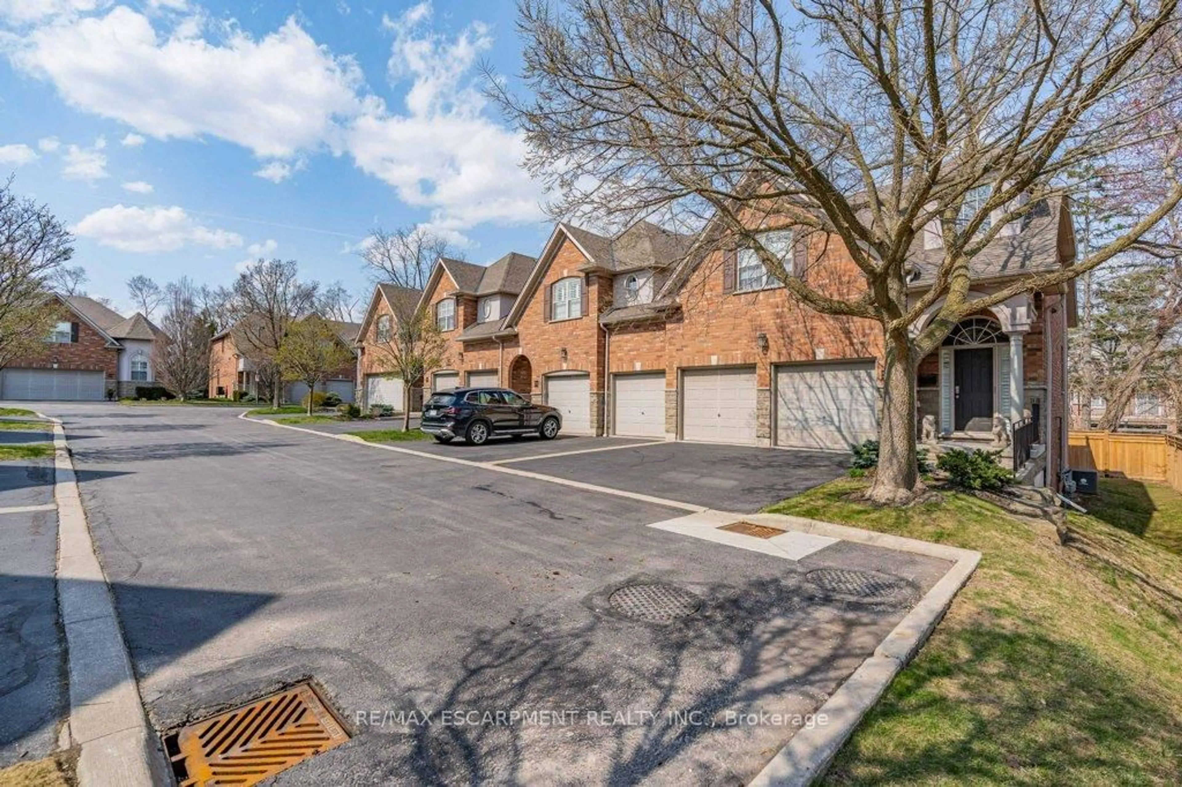A pic from outside/outdoor area/front of a property/back of a property/a pic from drone, street for 289 Plains Rd #25, Burlington Ontario L7T 1G1
