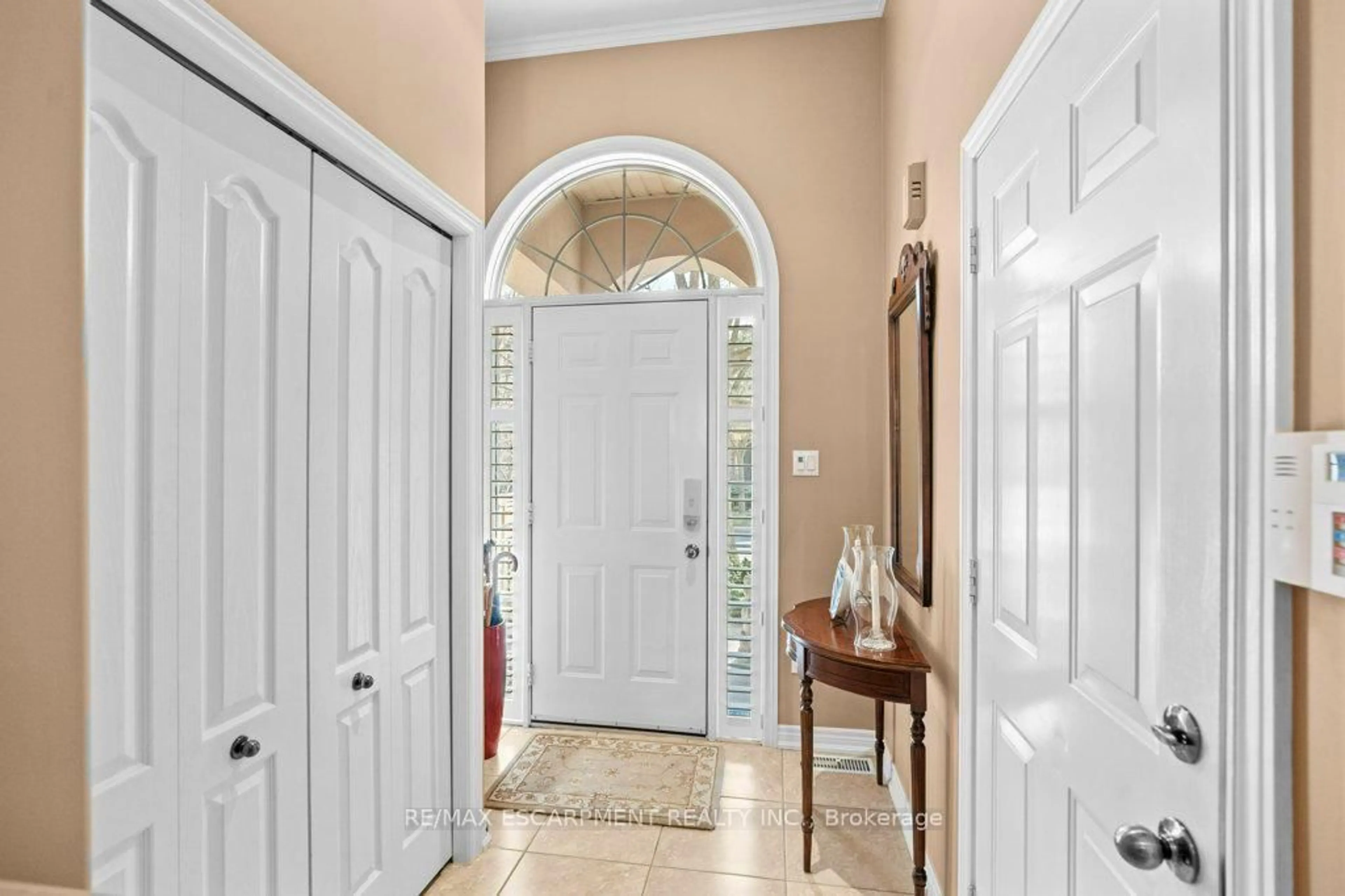 Indoor entryway for 289 Plains Rd #25, Burlington Ontario L7T 1G1
