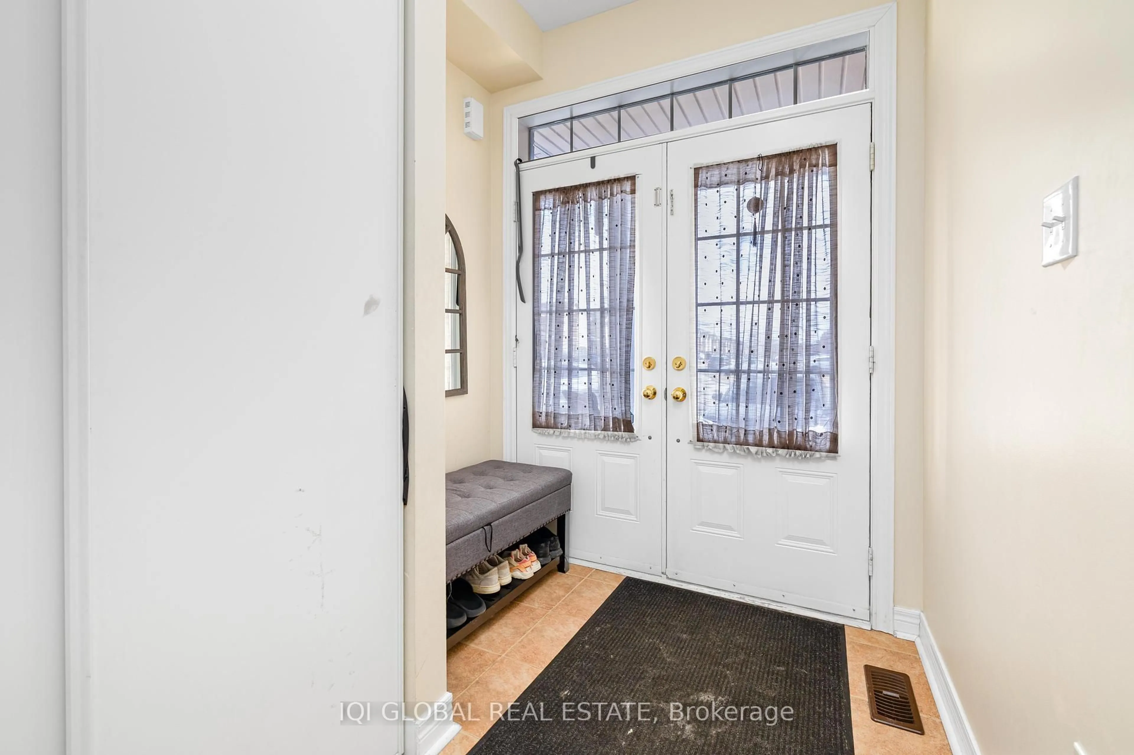 Indoor entryway for 7493 Saint Barbara Blvd, Mississauga Ontario L5W 0G3