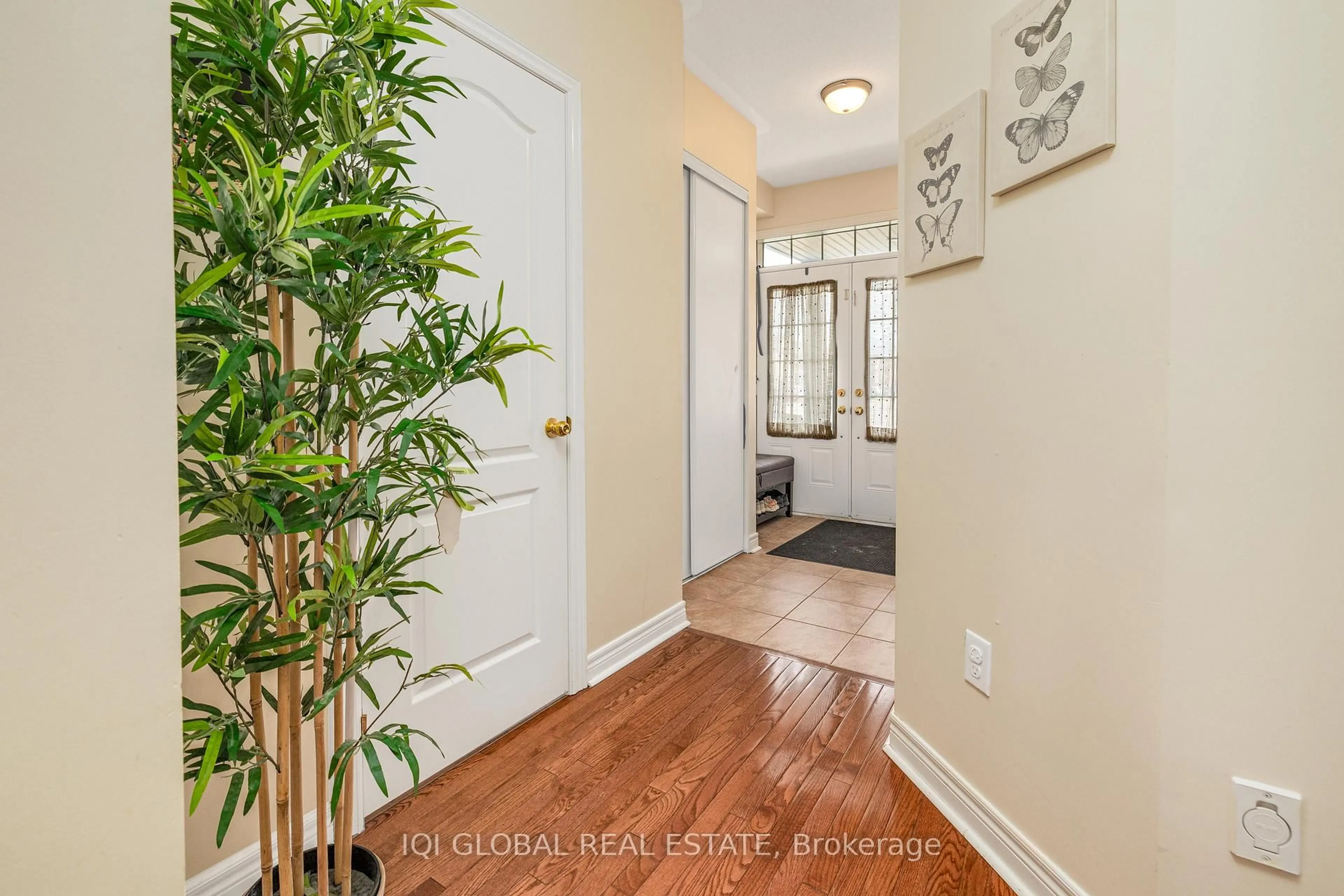Indoor entryway for 7493 Saint Barbara Blvd, Mississauga Ontario L5W 0G3
