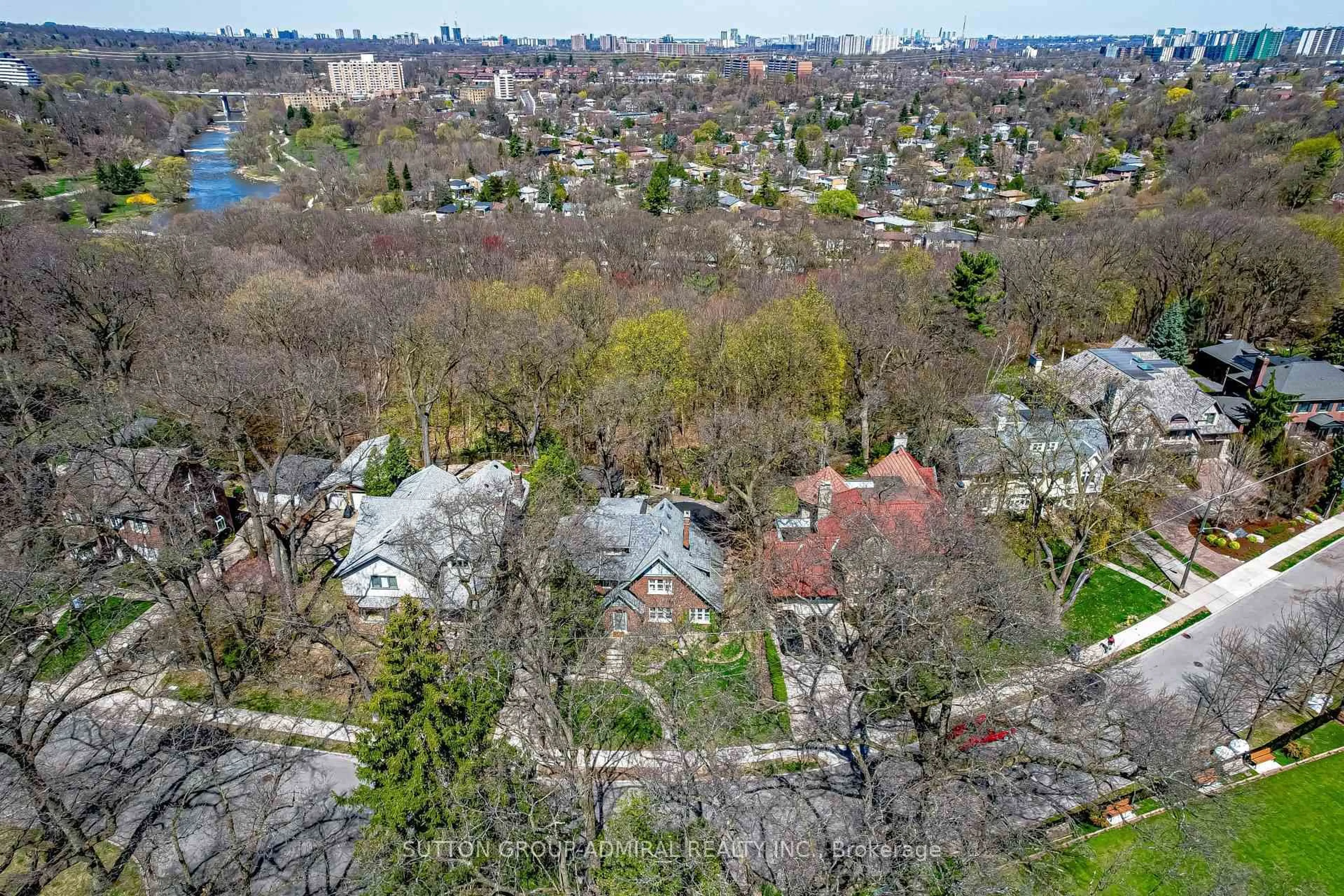 A pic from outside/outdoor area/front of a property/back of a property/a pic from drone, unknown for 72 Baby Point Rd, Toronto Ontario M6S 2G3